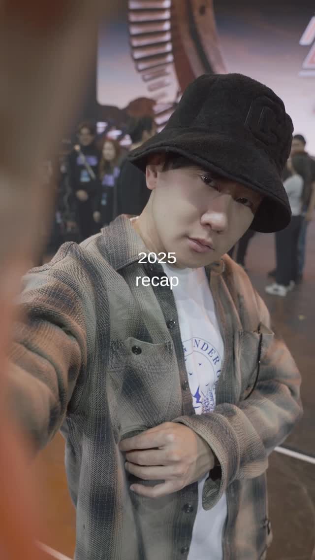 2025 has reached its final day in the blink of an eye.
From JJ20 to JJ20 FINAL LAP,
these three years of world touring have felt like a long, profound journey.

It began with a simple intention - 
to mark my 20th anniversary through the stage, together with my fans.
Across 104 shows, the journey came to its close over nine nights
at Beijing’s Bird’s Nest.

To stand on the biggest stage of my life,
walking side by side with the best of you —
my fans, my comrades, my kindred spirits —
this dream was fulfilled by all of us, together.
For that, I am deeply grateful.

Beyond the music and milestones,
2025 also brought many tests - 
moments of heartbreak, helplessness, and growth.
My life beyond the stage and music was intrusively scrutinized and deliberately misrepresented.

I had remained reticent while my team worked on verifying some incidents, which turned out to be premeditated and coordinated smear campaigns. False narratives were spread and lines were crossed, causing harm to my loved ones and myself, including my fans, who stood by me. 
It was unfortunate that I couldn‘t share life updates freely with my friends and fans due to this chaos.

Anyway, I am grateful that now I have more clarity, and would like to remind every friend who truly cares about me - when faced with emotionally charged narratives online that seek to provoke and divide, please remain clear-minded.

There is no need to stay trapped in stories written by others.
We can choose to move forward.

I want to say to myself, and to everyone still moving forward despite their struggles:
May we never forget how we got here, and be gentle and kind.
May we all learn to step away from meaningless online exhaustion, and protect the calm and steadiness of our hearts.
Place your energy where it truly matters. Take good care of yourself. Live each day well.

A new year. A new beginning.
Happy New Year!