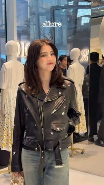 디올 공주 입장😝 조나단 앤더슨의 첫 번째 디올 컬렉션 런칭 축하를 위해 디올 성수를 찾은 한소희

EDITOR |  주미리

@yunakim @dior #디올 #Dior #김연아 #YunaKim

EDITOR |  주미리

@xeesoxee @dior #디올 #Dior #한소희 #hansohee