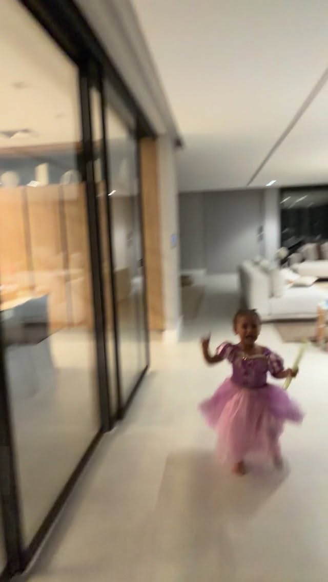 É só uma brincadeira… mamãe não é uma bruxa e sim o nosso amor, né Mavie 😂♥️😉