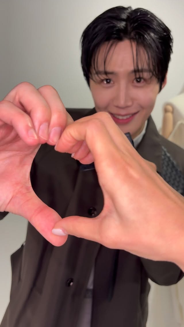 얼루어는 유우명한 김선호 하트받기 장인(?)입니다 🤭❤️🫶🏻

@seonho__kim #김선호 #KIMSEONHO #BottegaVeneta #보테가베네타 
#BottegaVenetaSummer2026 #보테가베네타2026여름컬렉션