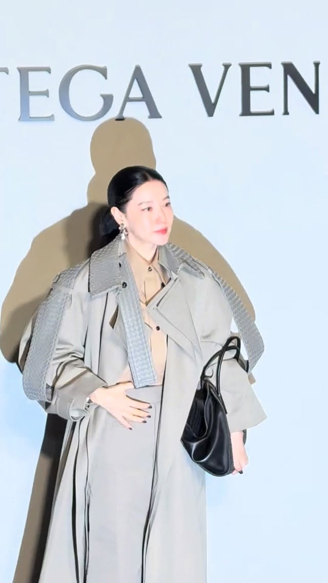 2026년 맞나요...? 여왕님 미모에 시간이 멈췄어요 😳

#BottegaVeneta #보테가베네타 
#BottegaVenetaSummer2026 #보테가베네타2026여름컬렉션 @louise_trotter_