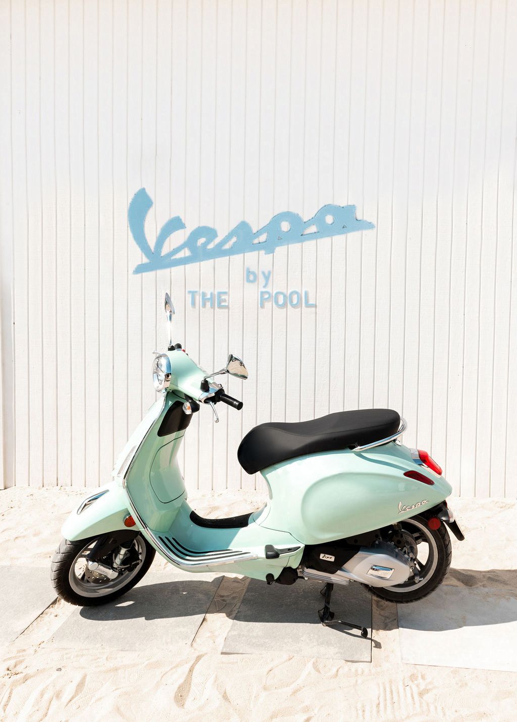 There is no better place to spend the weekend.​⁣
⁣
#VespaByThePool #Vespa​⁣
⁣
Location: @ehpresort East Hampton (NY)
