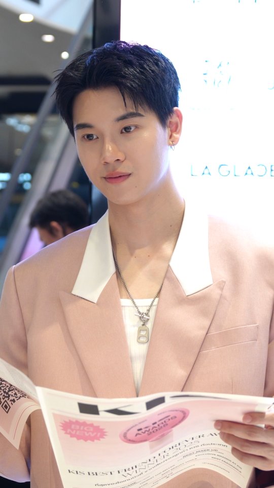 รู้สึกดีใจและเป็นเกียรติมาก ๆ ที่ได้มาร่วมงานกับ KIS Beauty Store วันนี้ครับ 🌟
บรรยากาศอบอุ่น สนุกสนาน และเต็มไปด้วยความประทับใจจริง ๆ
ขอบคุณที่ชวนผมมามอบโมเมนต์พิเศษให้ทุกคนด้วยนะครับ

แล้วอย่าลืมมาข้อปกันที่ KIS Beauty Store กันนะครับ💕

#KISBeautystore
#KISBFFAWARDS2025 #KISBFFAWARDS2025xYIN