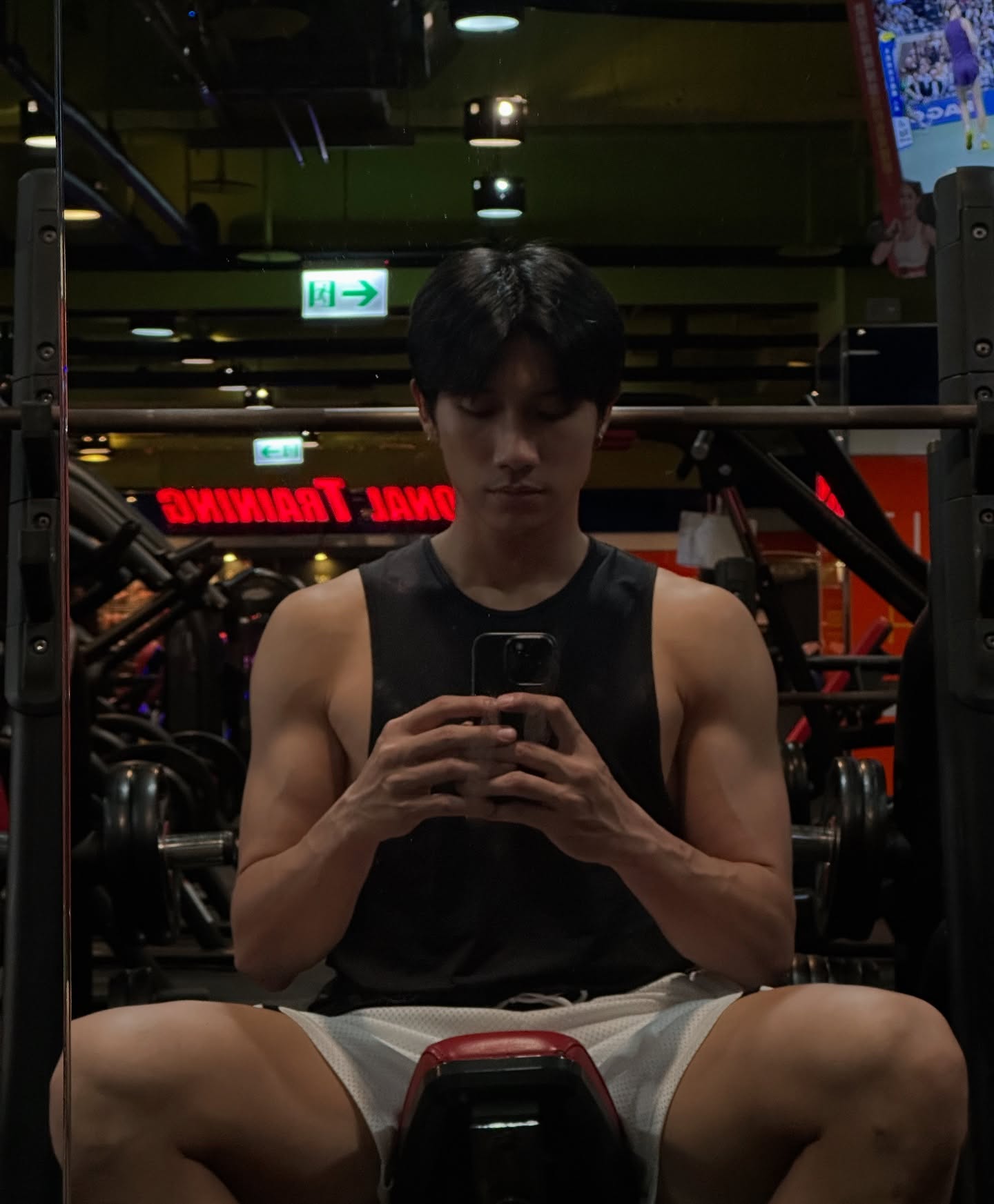 小小紀錄🗒️目前83KG🏋️努力長肉中🥩
今早起床手腕轉動會有點不舒服
為了不要像之前肩膀受傷那樣
我果斷決定休息一個禮拜😎