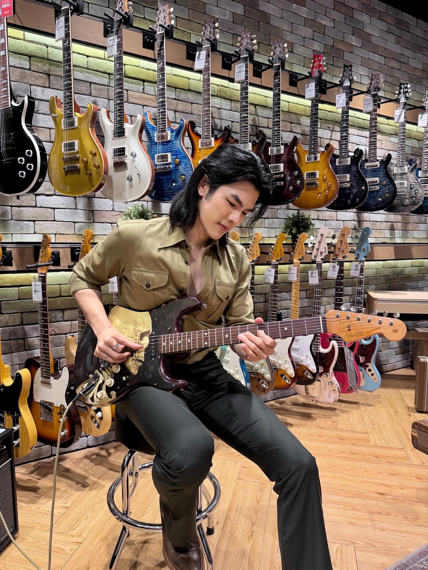 ,,, Checked In At Singapore ตามสไตล์คนรักกีต้าร์💀🇸🇬 ,,,

ตัวนี้อยากดูงานของจริงมากๆ แอบชอบงานวาดของ @davidkassan ตั้งแต่ชุดAmp+GT ในงาน Namm Show
เห็นว่ากีต้าร์มาอยู่ที่ Singapore เลยเล็งว่ามาทำงานต้องมาลองให้ได้ ที่ร้าน SweeLee (และก็จัดเวลามาได้ ในทริปที่มาทำงาน555)

Fender Masterbuilt Grade ผลงานของ @paul_waller_fender ที่Collab ด้วยงานวาดมือจาก @davidkassan 
ตัวจริงสวยงาม มีเสน่ห์ สัมผัสดีเชียว…

ความอยากพร้อมกิเลส ทำงานรุนแรงหนักมากตอนนั้น แต่อดพากลับ ได้แค่เชยชม…😂

ผ่านไป สองเดือนละลงไว้เป็นที่ระลึก ตามประสาคนรักกีต้าร์

.
.
#TB