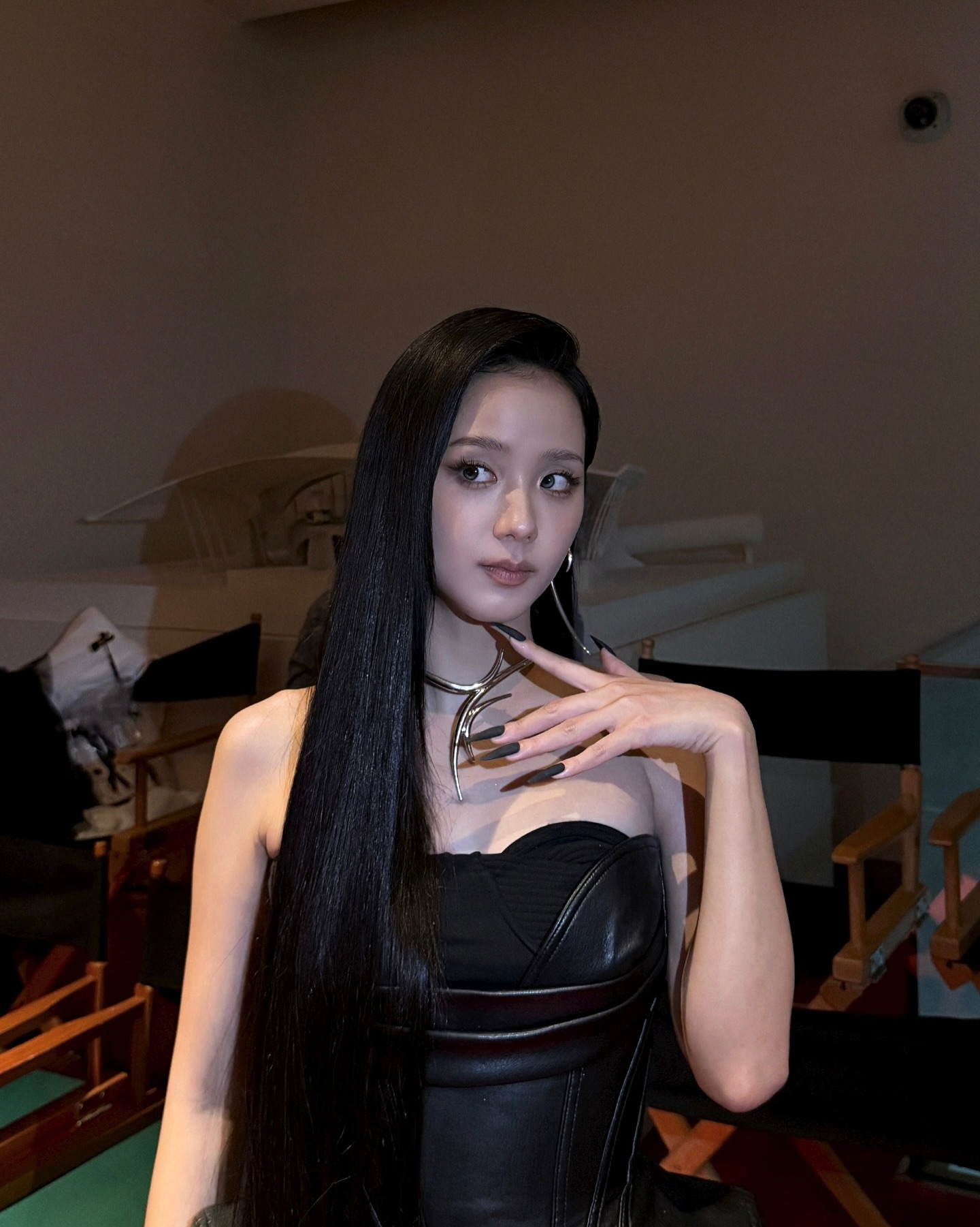 [PHOTO] 251014 – JISOO 💜 updated on Weibo 💕

[Trans]:
“The unexpected release of EYES CLOSED! I hope you all like it 💝”
.
.
.
#블랙핑크지수 #김지수 #KIMJISOO #지수 #JISOO #BLACKPINKJISOO #EYESCLOSED