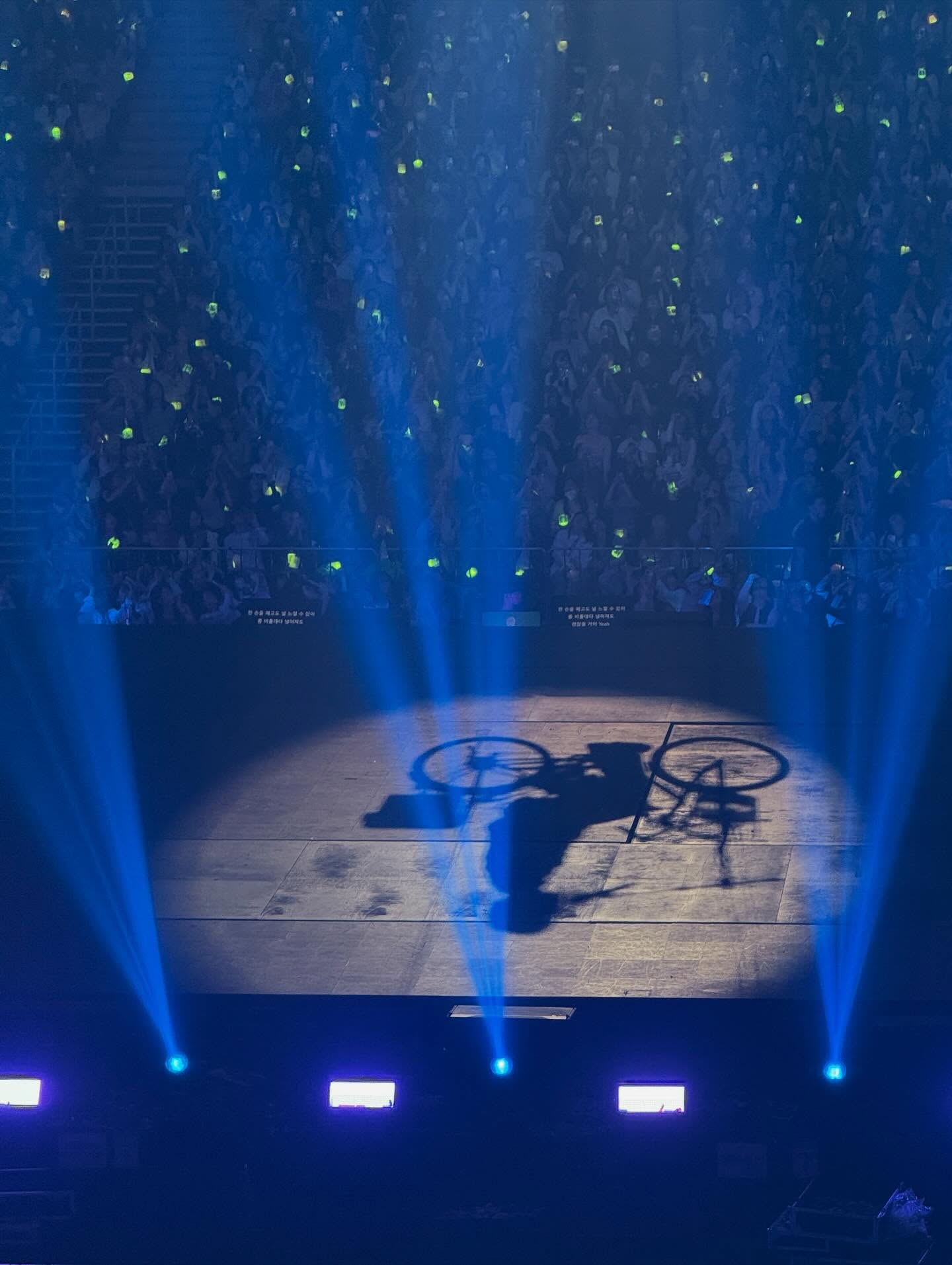 공연이 끝나고 쉬어보려고 했지만,
머릿속을 떠나지 않는 받은 사랑에 대한 감사함이 저를 가만히 두지 않네요.

감사함을 표현하는 것은 이제 좀 익숙해졌다고 생각했는데,
누군가에게 그 감사함을 다시 받아보니
내가 한 표현들이 한참 부족하다는 걸 느꼈습니다.

사랑을 배우게 해준 함께한 스태프분들, 감사합니다.
용기와 꿈을 이루고 갖게 해준 시즈니들, 고맙습니다.

잊지 않을게요.
잊히려고 할 때면 다시 꺼내 보고,
들춰서 되새길게요.

정말 감사합니다💚🍀 Yours