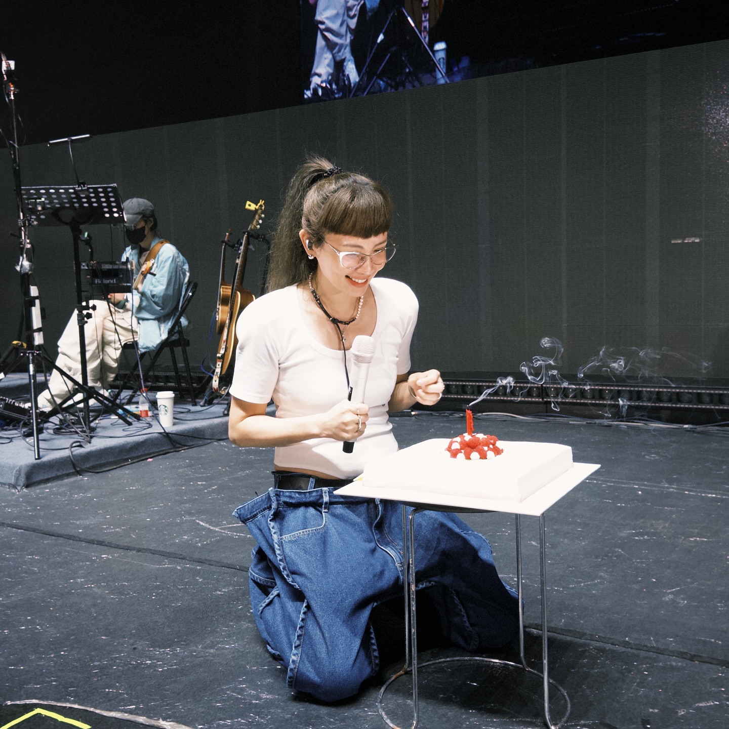 《怪奇的珍珠》杭州場，特地找了韋禮安來當嘉賓，很久沒看到他了，他還是一樣很有自己特別的幽默和自在感，很喜歡韋禮安的其中一個原因是，我覺得他真的有把我當朋友。 @weibirdmusic 

我很少主動訊息給任何人，我是一個很被動的人，但是韋禮安都會在關鍵時刻訊息我，雖然是短短的文字，卻讓我感到窩心，每年特別的節日到了的時候，也都會收到他寄來的禮盒。

雖然我們每次見面都是嘻嘻哈哈笑的，但是在那些感覺有點尷尬的安靜裡，我們都能感受到彼此不用刻意去說出來的理解。

五年前韋禮安找我當他演唱會的嘉賓，我們一起唱《彼個所在》，那天他在台上哭到泣不成聲，把我的白襯衫都弄髒了，其實我一點都不在意衣服髒掉，我只希望靠在我肩膀上哭到像小男孩一樣的他要勇敢，因為我們都知道在彼個所在的他們會很好，而且有一天會再見。

五年後換我找他當嘉賓，他說要唱《彼個所在》，他眼睛裡又都是淚了，我不敢看，眼淚是會傳染的，但我知道這個愛哭的人有變勇敢了，而且身邊多了個愛人，會一直期待你們的好消息，男孩或女孩都好，真的。

-

褲子：@kseniaschnaider 
項鍊：@yvmin_official

褲子：@mofgirlsmall
飾品：@yvmin_official