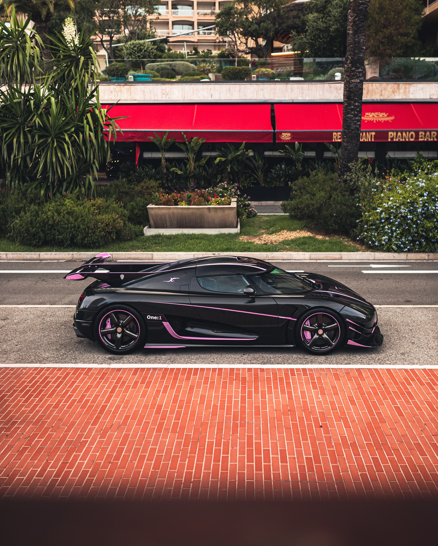 One:1 ‘JC’ on the streets of Monaco. Exposed carbon fiber body, China Pink accents, and pure attitude.

#Koenigsegg #One1

Images by @eliott.pics