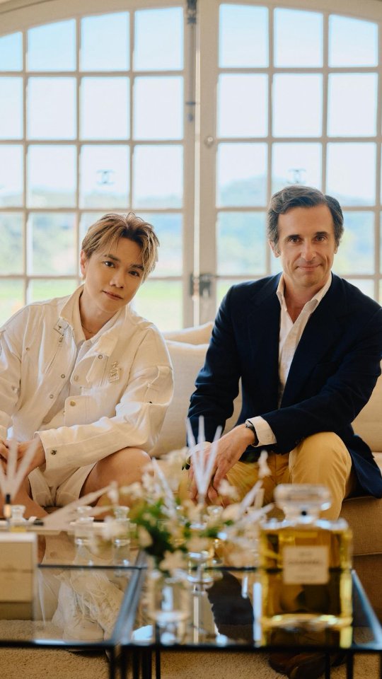 花田之中, 喺呢一幢充滿歷史嘅cottage入面, 我有機會再一次同殿堂級香水專家兼CHANEL史上第四任調香師Olivier Polge深度對談。今次嘅見面係始於去年11月喺新加坡嘅約定, 可以再一次同Olivier先生見面, 並且喺呢個咁特別嘅地方, 一切都變得美妙同充滿特別嘅意義！身處喺CHANEL格拉斯花田嘅房子裡, 同Olivier先生傾住謁, 並且用嗅覺去「品嚐」從呢一片格拉斯花田當中所產出嘅茉莉花、五月玫瑰經過萃取之後而提煉出嚟嘅N°5 Parfum, 真係有種好似去一個出產上好葡萄嘅酒莊入面, 現場品嚐呢個酒莊所出產嘅佳酿咁樣, 既奢侈, 又富有儀式感。#我暈喇 🤤

我哋傾咗好多話題, 由香水誕生嘅初衷、到花田嘅故事、鮮花採摘嘅過程、再到提煉嘅每一步； 從香水配方嘅傳承, 再到現今AI時代, Olivier先生嘅想法等等, 我哋無所不談。我哋仲一齊回顧CHANEL N°5嘅誕生。1921年,  N°5成為CHANEL嘅第一款香水，然而呢款香水唔單止係一支香水，更加象徵住Gabrielle Chanel女士嘅前瞻創意、自由大膽嘅精神。Olivier先生形容呢一款香水係Chanel女士嘅一次創舉，她嘅初衷係創造一款無法被模仿嘅香水。而呢一份獨特就係源於對細節嘅執著，例如一樽30毫升嘅 N°5 Parfum內，就蘊含咗超過1000朵嘅格拉斯茉莉。 在Olivier眼中，由調香去到繼承呢一款咁標誌性嘅香水, 就好似創作音樂，佢話就好似等於用唔同嘅樂器同編曲，演奏同一段旋律。」這個理念讓N°5成為香水界嘅經典之作，更因為對品質嘅極致追求，由N°5香水1921年嘅創造者 Ernest Beaux 到依家眼前嘅Olivier Polge先生, 就算經歷咗100年, CHANEL N°5嘅配方依然歷久常新, 經典雋永。 

喺嚟緊嘅11月, 我將會親身同大家分享我呢一趟奇妙旅程嘅點點滴滴, 仲會親自將CHANEL N°5面對面介紹畀你, 各位有興趣嘅朋友記得留意之後嘅宣佈啦🥰

#CHANELFragrance
#CHANELGrasse #N5 
#DansLesChampsDeChanel 
@chanel.beauty