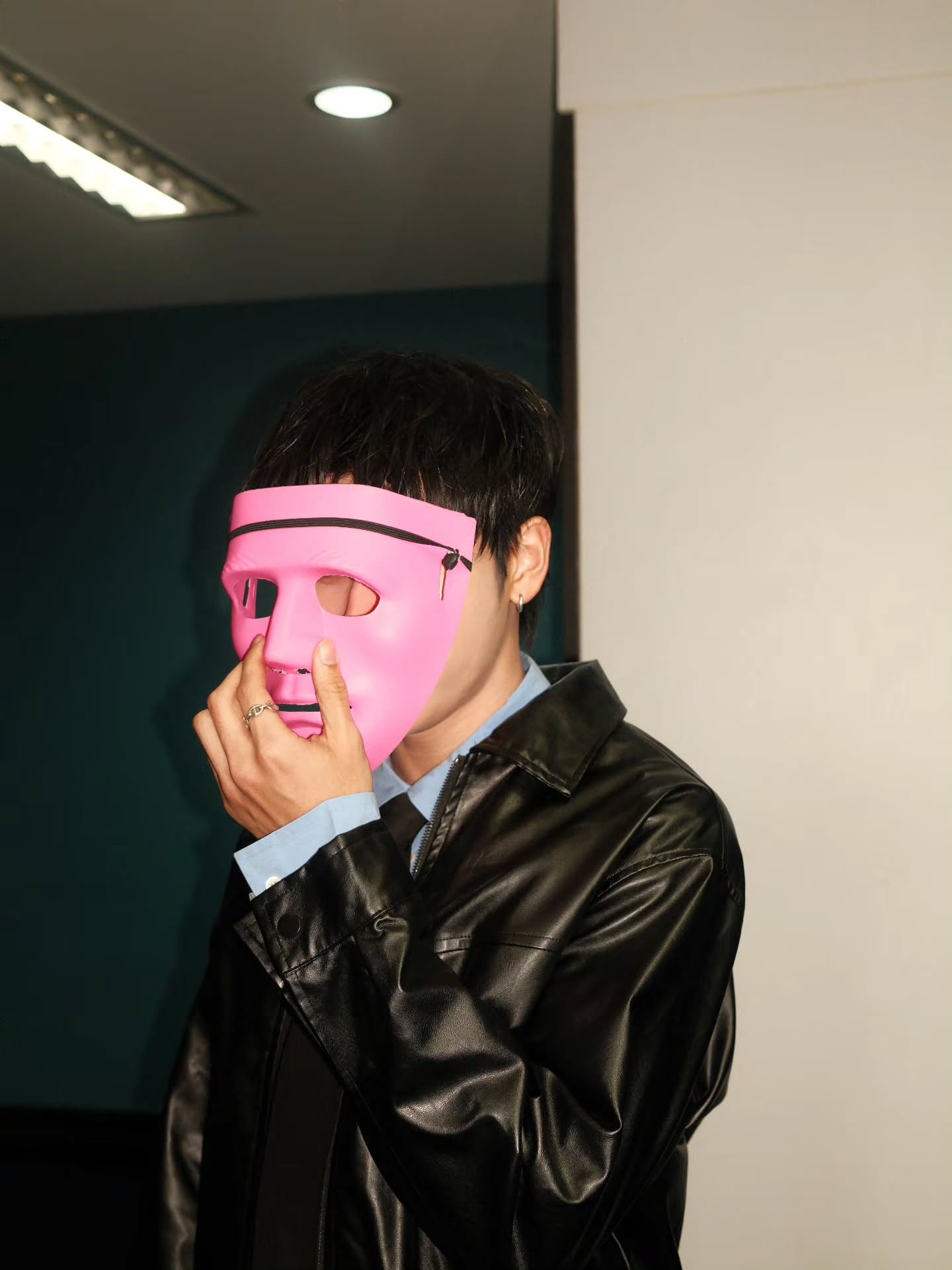 ก่อนอื่นต้องขอบคุณ @workpoint รายการร้องข้ามกำแพง @thewallsong_official มากๆที่เชิญผมไปเป็นหลังกำแพงในครั้งนี้ ผมตื่นเต้นและดีใจมากๆที่รู้ว่าจะได้มาและรู้ด้วยว่าจะได้ร้องกับใคร แต่ตื่นเต้นกับเพลงที่เลือกมากกว่า เป็นอีกหนึ่งเพลงที่ผมชอบมากๆ และก็ยากด้วย 🤣 แต่เป็นวันที่มีความสุขสุดๆเลย อีกอย่างวันนี้ได้อยู่กับ 2 หนุ่มหาดใหญ่ที่เป็นรุ่นพี่โรงเรียนทั้งคู่ ทั้งพี่บี้ และพี่ซี ดีใจที่ได้เจอกันนะค้าบบ 🥰💖