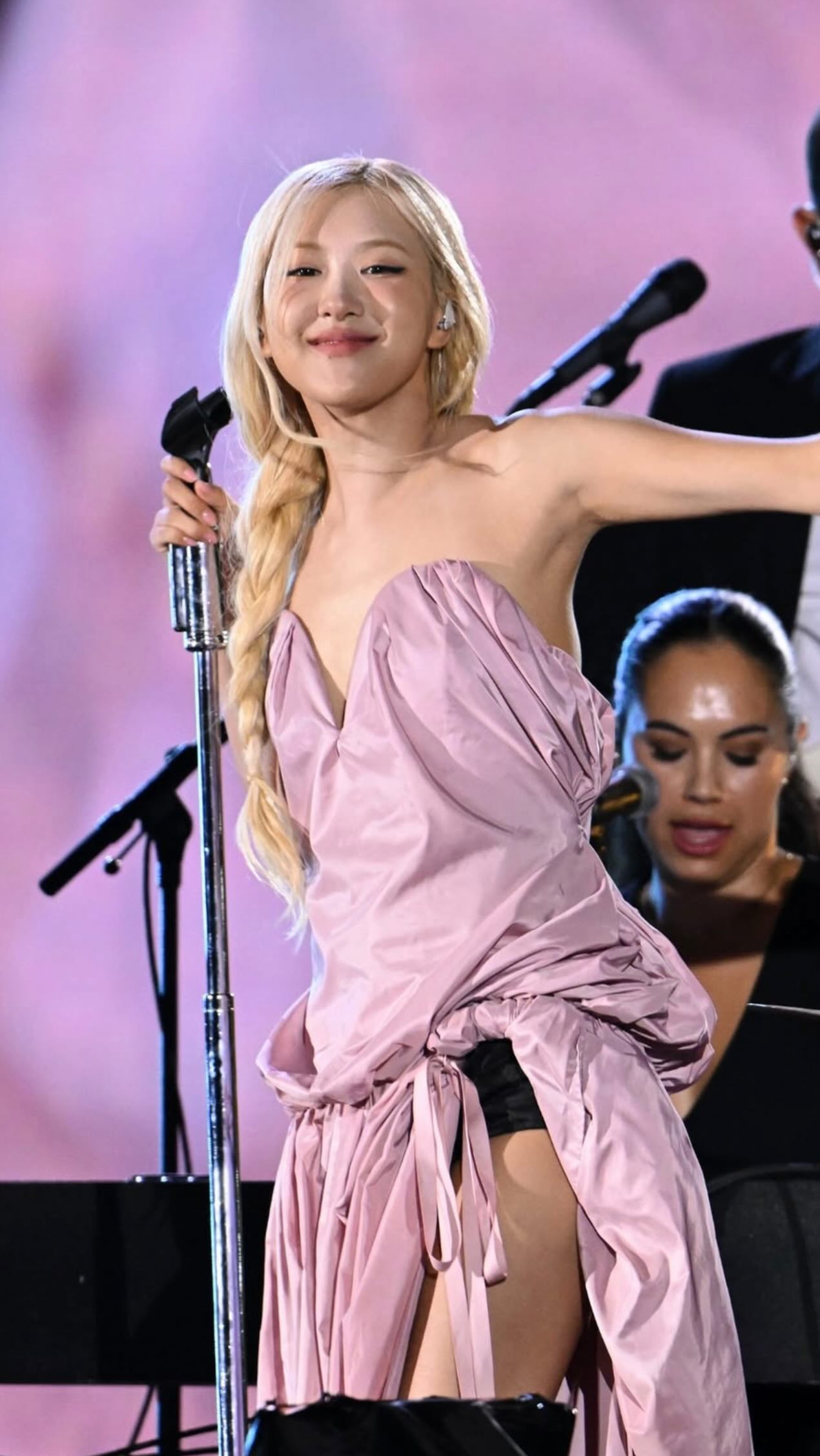 @roses_are_rosie said all you gotta do is meet me at #GlobalCitizenFestival, and y’all showed up. So here’s ’APT.’ just for you! 🌹