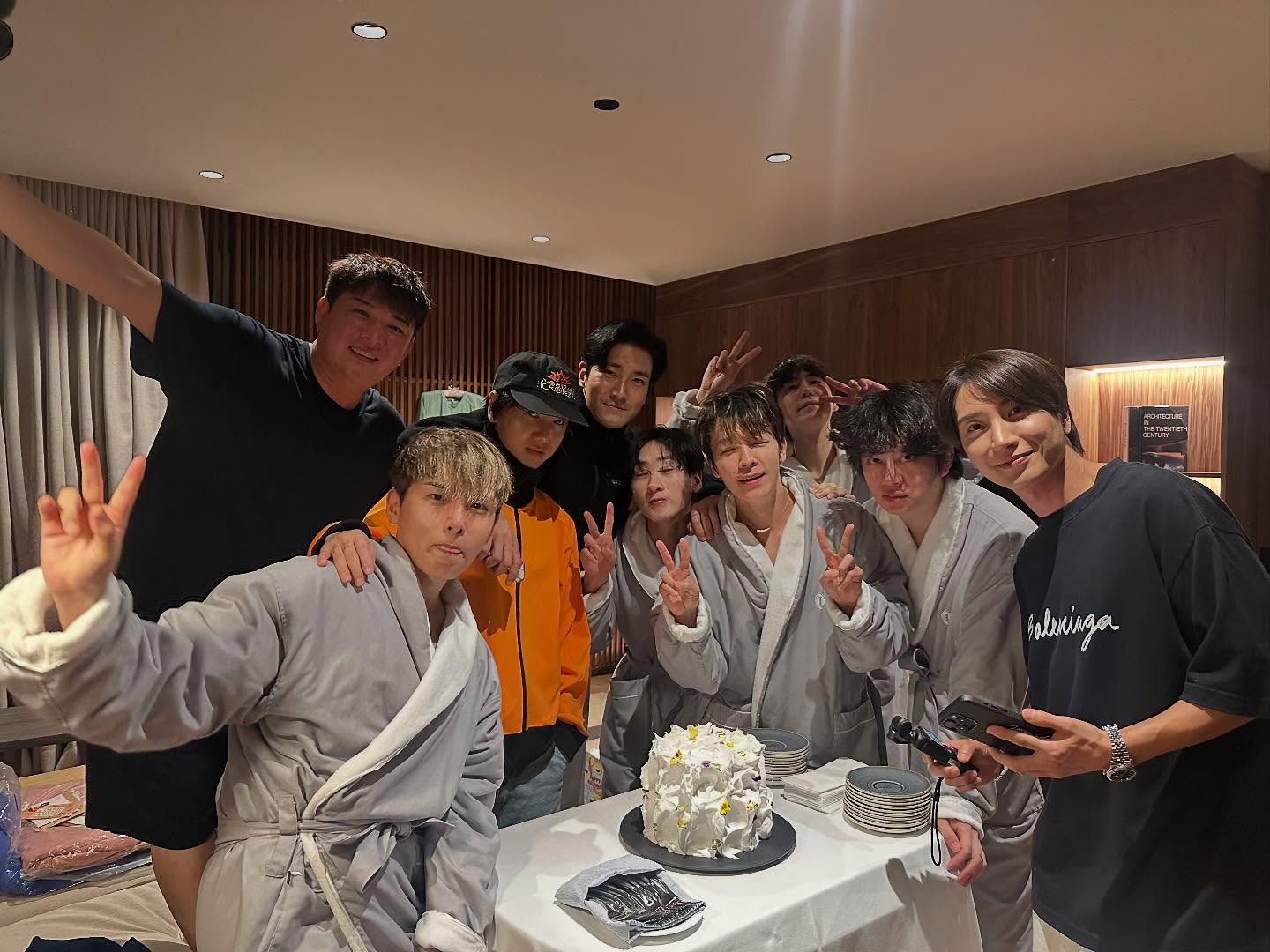 남미에서 보내는 생일!! 감사햇습니다 :) 사랑하는 E.L.F . 와 멤버들과 너무 너무 행복했습니다. 감사한 마음으로 남미투어를 마치고 돌아갈게요 !! 🎂