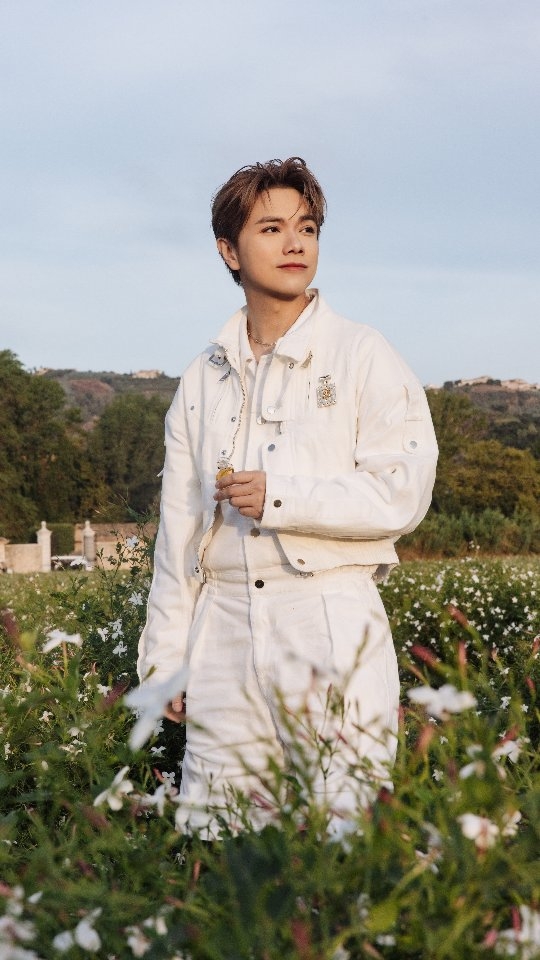 今次就等我解答大家問嘅一部分問題喇🥰同埋有聲、有畫、有字咁同大家講吓格拉斯茉莉嘅故事😌

到達法國南部嘅第二日, 朝頭早五點, 我起身為去參觀CHANEL位於格拉斯嘅專屬花田做準備, 因為格拉斯茉莉花, 係要趁住前一晚嘅露水伴隨著鮮花盛開嘅時候, 並且喺正午太陽出嚟之前採摘好, 並且喺收集之後要直接送去香水工廠處理, 咁樣先至可以最大限度保存到咁珍貴的原料嘅精萃🤤

我哋出發嘅時候, 天仲未光。今次係我人生第一次去參觀專門種植製作香水嘅鮮花花田, 既興奮又緊張, 我一啲都唔覺得眼瞓😆 不過就係把聲有少少萌🐽

經過一幢好有氣勢嘅大閘, 我哋正式進入CHANEL位於格拉斯呢度嘅專屬花田, 一落車就未好清新好香嘅茉莉花香包圍, 由於太陽仲未出嚟, 花田呢一度有清涼嘅陣陣微風, 呢一大片花田所種植嘅鮮花同埋所有植物所散發出嚟嘅香味, 企喺呢度嘅嗰種感覺實在係冇辦法用言語去形容😭

花田嘅一邊, 係一幢好靚嘅法式Cottage建築, 佢就好似一個建花田之中嘅博物館, 入面有畀我哋訪客休息嘅地方, 靚到好似一間酒店咁樣㗎😎 樓上仲有一個專門介紹CHANEL <55 Voices>嘅展覽！喺呢個展覽入面, 有54位分別嚟自各個負責生產CHANEL N°5 崗位嘅專業人士, 由花田種植嘅管理人、調香師、蒸餾工程師到包裝設計嘅設計師, 從佢哋嘅聲音導航同埋介紹, 畀我哋可以更加深入咁樣去了解呢一次香水所承載嘅工藝以及對香味嘅執著同堅持。冇錯, 只有54位, 而第55位當然就係創作出呢支經典香水的Gabrielle Chanel女士啦。喺呢一個展覽大廳入面, 我第一次有一種與香水嘅製作團隊一齊同行嘅感覺, 就好似親身咁樣見證著一支香水從鮮花採摘去到將包裝好嘅香水第一次噴喺空氣之中嘅過程... 真係好震撼！ 我哋喺Cottage呢度嘅一樓settle down, 然後換上有#CHANEL CC logo嘅水靴 #現場所有人梗係個個都雙眼發光問有冇得賣㗎 #可唔可以買走㗎 咁啦 , 答案係No 😆

然後, 負責接待我哋嘅向導用高爾夫球車帶我哋嚟到花田中間。一路上當我哋嘅車經過花田嘅每一處, 嗰種感覺好似呢度嘅每一吋土地, 都散發住CHANEL N°5 Parfum的香味咁樣, 畀呢一種種清新而又高雅嘅香味包圍。喺花田呢一度仲有好多已經開始為製作香水而採集鮮花嘅工人用佢哋嘅雙手去採集啱啱盛開嘅格拉斯茉莉花。聽住專家嘅介紹, 用味覺同視覺感受住當下呢一度嘅環境, 包括花嘅香味喇、迎面而嚟嘅微風喇、花田入面各位工匠對我哋展露嘅笑容喇、自己呢一刻興奮嘅心情喇... ... 總之呢度嘅所有所有, 我都係不斷對我身邊嘅人repeat住呢一句「呢一種經歷係once in a lifetime 嘅體驗, 係好珍貴好珍貴嘅！」🤗

今日就講住咁多先, 聽日繼續🥰 

#CHANELFragrance
#CHANELGrasse #N5 
#DansLesChampsDeChanel 
@chanel.beauty