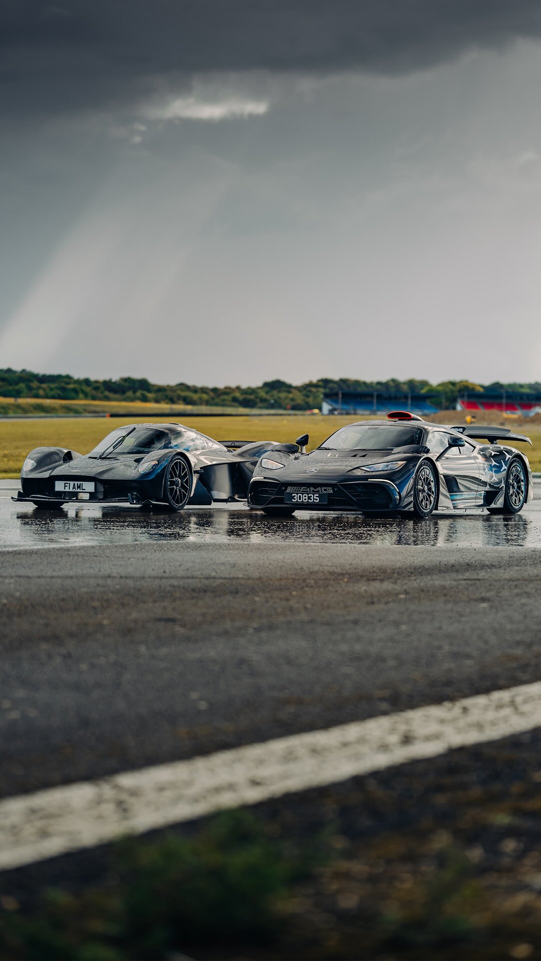 Aston Martin Valkyrie vs Mercedes AMG One! 🏁
 
Watch the full video at the link in bio

#AstonMartin #Valkyrie #V12 #Mercedes #AMGOne #F1Cars #Hypercars