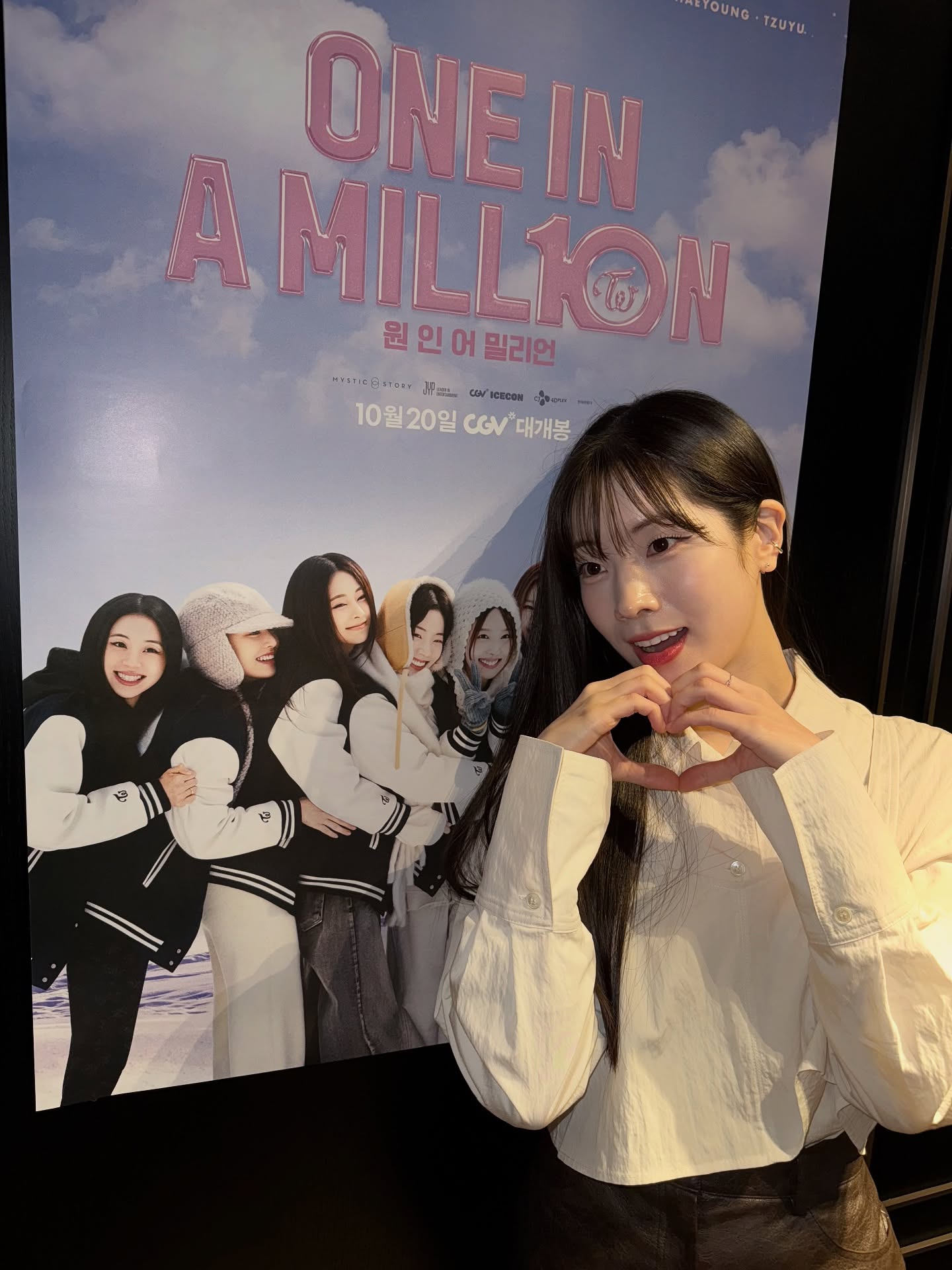 트와이스가 데뷔한지 어느덧 10년이란 시간이 흘렀습니다. 
트와이스가 여전히 활발하게 활동할 수 있는 건 변함없이 아낌없는 사랑을 주시는 우리 원스 덕분이라고 생각해요.
트와이스가 지금까지 걸어온 모든 발자취 속에는 늘 원스가 함께였기에 따뜻하고 든든했어요.
원스의 뜨거운 호응과 진심이 담긴 응원은 트와이스에게 기적 같은 큰 힘을 안겨주기에 너무나도 소중해요.
원스는 저의 자랑이자 사랑입니다.
아끼는 우리 원스들, 원스가 되어줘서 고맙고 앞으로도 오래오래 함께 했으면 좋겠어요.
감사하게도 올해 영화가 3개 개봉하게 되었는데, 저에게는 잊지 못할 2025년이 될 것 같습니다. 영화 재밌게 즐겨주세요!
10주년 축하해 주신 모든 분들 감사합니다.
Thank you, ONCE 🍭🤍