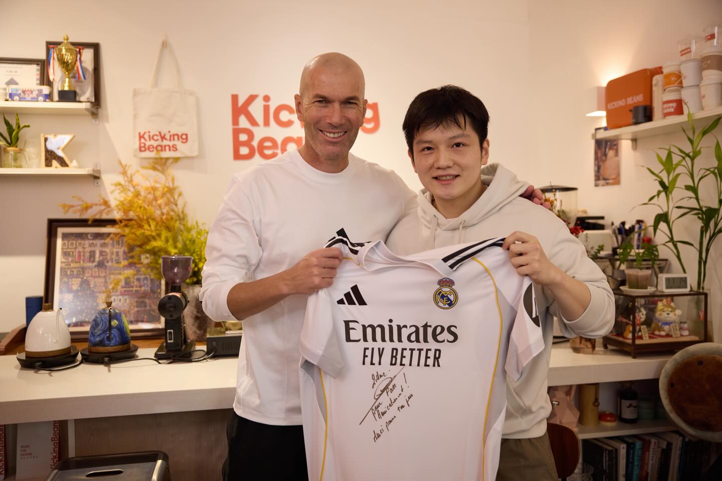 Dear Zizou, thank you for your sweet gift, and hope you like mine😁 Next time we play football⚽ @zidane