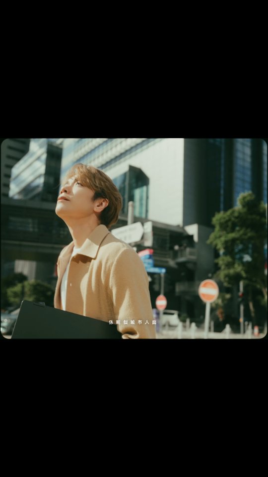 我呢期暫時冇返運輸署, 轉咗喺中環扮工🤭

喺呢個城市入面，每一個人都匆忙地過住自己嘅生活
有時 都會渴望遠離繁忙生活既混濁
城市節奏嘅急速，令人更想俾自己一個純粹 最pure既時刻
當眨吓眼都要追趕工作、追趕時間
雙眼 難免乾澀疲倦🥹
呢一刻 每一個乾澀嘅人 就係需要佢 最純粹嘅陪伴
由第一次打開佢嗰刻已經充滿儀式感

呢個得獎嘅瓶身 擋走晒空氣同細菌，無防腐劑，可以keep住用六個月

裡面嘅天然透明質酸
為雙眼 送上 無添加、滋潤嘅一滴😌

樂敦盈特保水潤眼液 係我哋每一個人需要嘅陪伴

即日起至10月30日期間，樂敦盈特保水潤眼液買2件85折 ！
#樂敦 #樂敦盈特保水潤眼液 #6個月持久抗菌 #日本得獎雙層瓶 #無添加防腐劑
*優惠期即日起至10月30日。數量有限，售完即止。所有定價及優惠由零售商自行決定，以購買當日相關店舖顯示之價錢為準。樂敦保留最終決定權。此產品於曼秀雷敦官網、萬寧、屈臣氏、松本清、莎莎、HKTVmall 有售