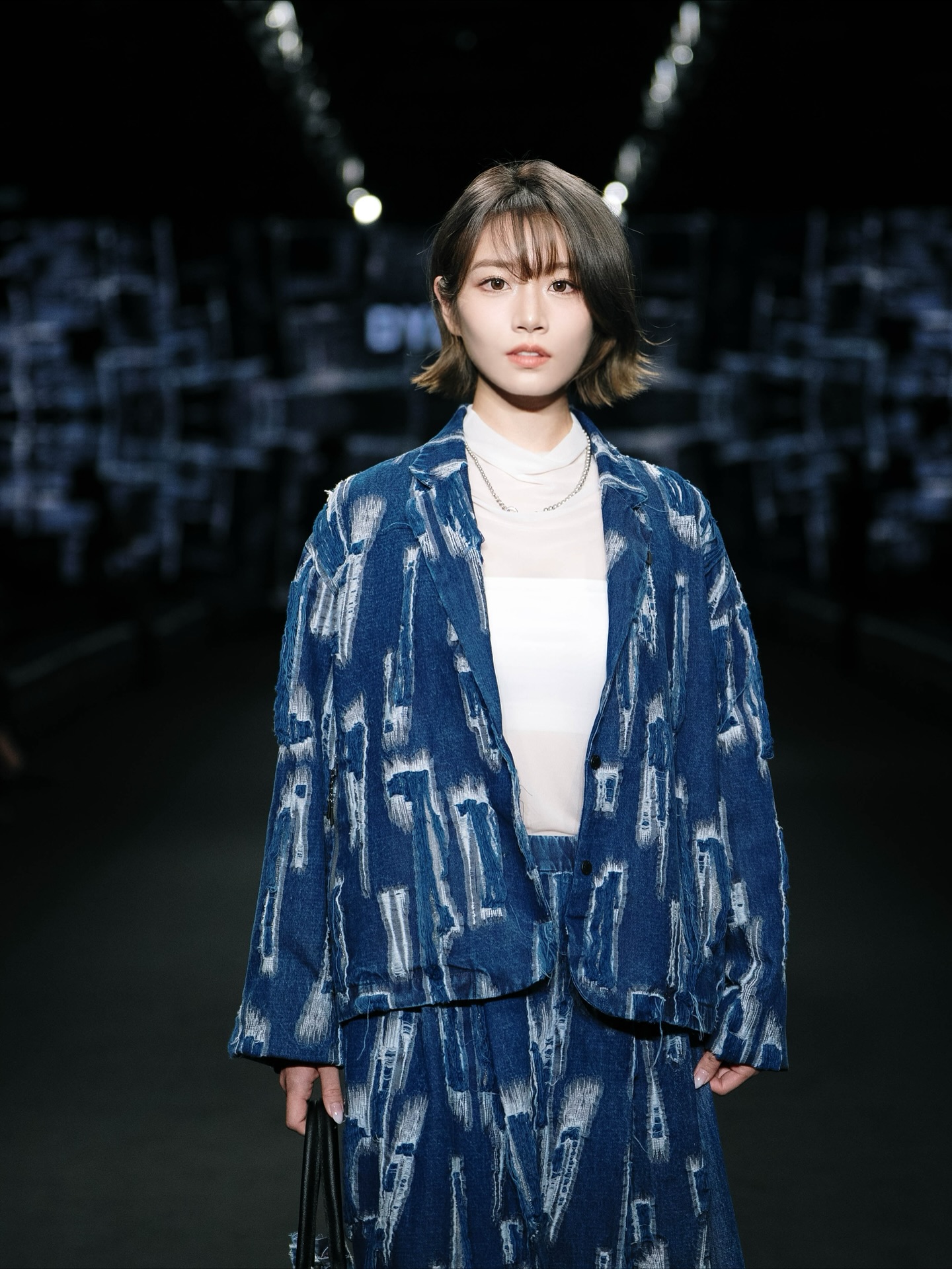 ⁡
TAIPEI FASHION WEEK SS26🌏
本当に本当に良い経験をさせて頂きました
⁡
⁡
テレビや雑誌で見ていた世界に
まさか私が出る日が来ること
全く想像すらしていませんでした
⁡
⁡
プロモデルさんの中に入り
ランウェイを歩くこと
⁡
⁡
ウォーキングの練習もした事がない私でしたが
呼んでくださった"DYCTEAM"が決して恥じぬよう
⁡
⁡
呼んで良かったと感じて貰えるよう
プロモデルさんたちのウォーキングをよく見て
自分の歩きを何度も見直し本番挑ませて頂きました
⁡
⁡
私が歩く事でDYCTEAMが
悪く見えてしまうんじゃないか
そんな不安が募ったり
プレッシャーに押しつぶされそうでしたが
⁡
⁡
絶対に台無しにはしてはいけないと
私が一番になにを想い歩くべきなのか
改めて自分の任せられた意味を考えました
⁡
⁡
今回のショーは、
「青」「グレー」「白」を基調に構成され
「青＝正義」から始まり「灰＝葛藤」を経て
最終的に「白＝調和・再生」へと
戻る流れで展開されます。
⁡
⁡
そして私がその“白”を象徴する存在として
大事なトリを任せて頂きました
⁡
⁡
私自身お仕事をしている中で大切にしているのは
評価や偏見の中でも自分らしさを貫くこと
⁡
⁡
ステージ本番全ての不安をとっぱらい
"調和と再生"という想いを胸に
強く歩かせて頂きました
⁡
⁡
間違いなく会場の出演者の中で
誰よりも劣っている存在だったと思います
⁡
⁡
けどそんな逆境のなか立ち向かい
乗り越えていくこの経験は
私自身の人生としての価値観がさらに広がり
とても意味のある挑戦でした
⁡
⁡
⁡
呼んでくださったDYCTEAMさん
本当に本当にありがとうございました！！
⁡
⁡
⁡
⁡
DYCTEAMさんのおかげで
よりファッションを知りたいと好きだなと
感じることができました‪❤︎‬‪
⁡

 #台北  #fashionweek  #dycteam