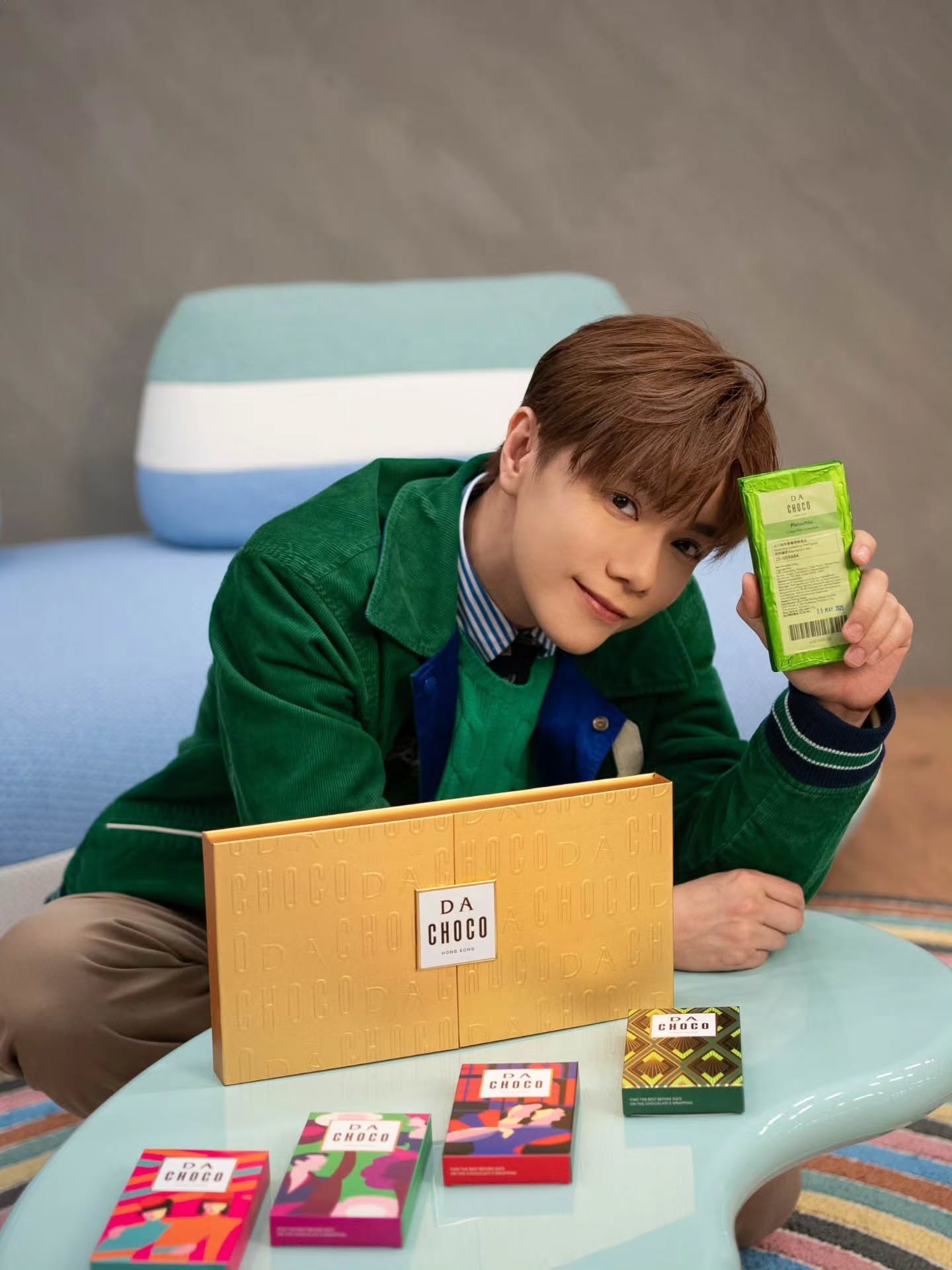 星期日流流, 不如食朱古力囉🤤🍫

米之蓮主廚Eric Räty同法國殿堂級糕點品牌DALLOYAU聯手打造咗全新品牌 DA CHOCO 高級朱古力。Eric係來自芬蘭米芝蓮兩星名廚，烹飪風格以創意為核心，擅長運用時令嘅食材再加入本地元素，展現佢創新嘅理念。Eric更加經常喺中環及流浮山嘅街市同漁市場探索靈感，更曾經創造出XO醬、潮州辣椒油同埋泡菜等自家配方🔥

我就私心推介兩款我嘅心水口味😌

💚開心果脆牛奶朱古力💚

開心果脆牛奶朱古力有細緻嘅脆絲沾滿咗由世界頂級伊朗開心果製成嘅超濃郁開心果醬，外層係幼滑嘅法國Valrhona牛奶朱古力。呢一款朱古力結合咗開心果嘅堅果香氣同牛奶朱古力嘅甜美，呈現出層次豐富嘅口感體驗。每一啖都可以享受到濃郁嘅開心果風味同牛奶朱古力嘅雙重體驗🤤

🔥麻辣脆牛奶朱古力🔥

鐘意刺激口感嘅朋友仔唔好錯過麻辣脆牛奶朱古力喇。呢款朱古力用咗紅綠四川椒為杏仁醬添上強烈嘅芳香熱度，並且加入咗四川椒油、埃斯佩萊特辣椒同埋非洲皮里皮里椒，夾埋啲脆絲簡直係完美結合，全部包裹喺甜美嘅牛奶朱古力入面，既結合咗麻辣嘅刺激又有牛奶朱古力嘅甜美，帶畀你既辛辣又甜蜜嘅味蕾衝擊😎

網上預訂：https://dachoco.hk/ 🍫

@dalloyauhk #dalloyauhk #dachoco
#最鐘意大大舊朱古力磚 🤭