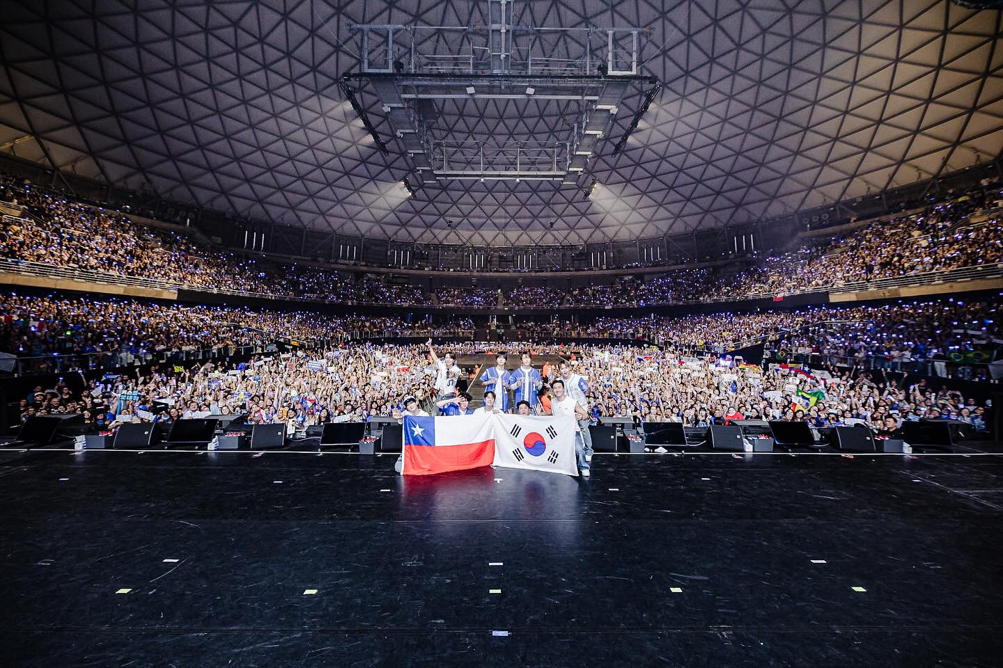 너무 행복했던 슈퍼쇼 10 남미 투어 멤버들과, 스태프분들과 정말 잊지 못할 공연을 하고 왔습니다. 오랜만에 남미의 E.L.F.의 열정적이고 에너지 넘치는 모습에 힘을 얻고 왔습니다. 이런 과분한 사랑을 받아도 되는 건지 참 … 더 열심히 해야겠다는 생각뿐이었습니다.
앞으로도 더 발전하고 열심히 하는 동해가 되도록 하겠습니다. 20년간 함께해 줘서 감사하고 또 감사하고 다시 한번 감사합니다.
사랑합니다. 다시 만날 때까지 부디 건강하세요^^ Tuve un concierto muy feliz con los miembros del Super Show 10 en Sudamérica y el personal.
Ha pasado mucho tiempo desde que me animé por la apasionada y enérgica imagen de E.L.F. en Sudamérica. No puedo creer que me merezca tanto amor… y pensé que tenía que trabajar más.En el futuro, me convertiré en un Mar del Este más desarrollado y trabajador. Gracias por estar con nosotros durante 20 años, gracias de nuevo, muchas gracias.Te amo y cuídate hasta que nos encontremos de nuevo^^