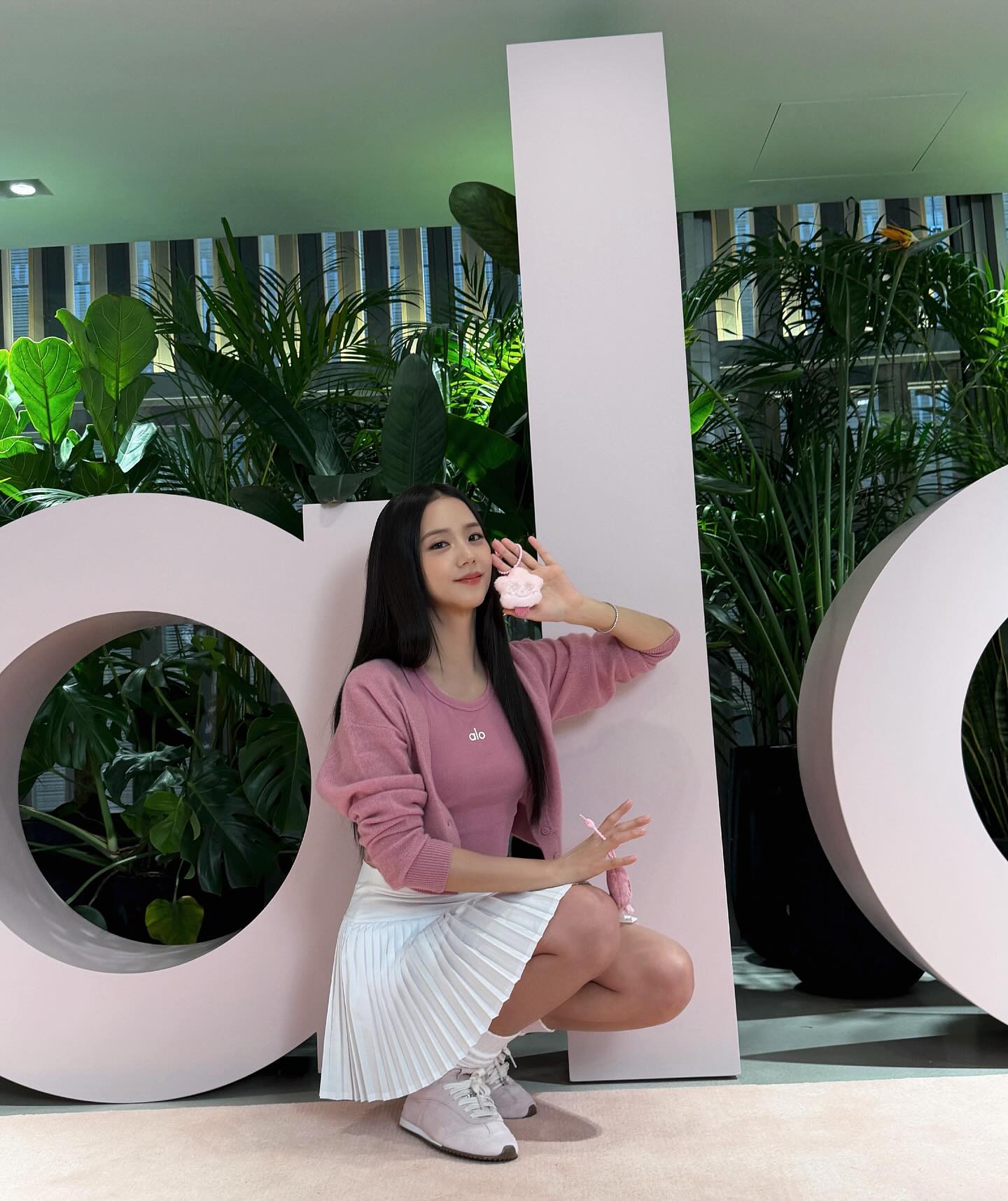 핑크 핑크하게 변신한 alo x Jisoo 💗

@alo @aloseoul #alo