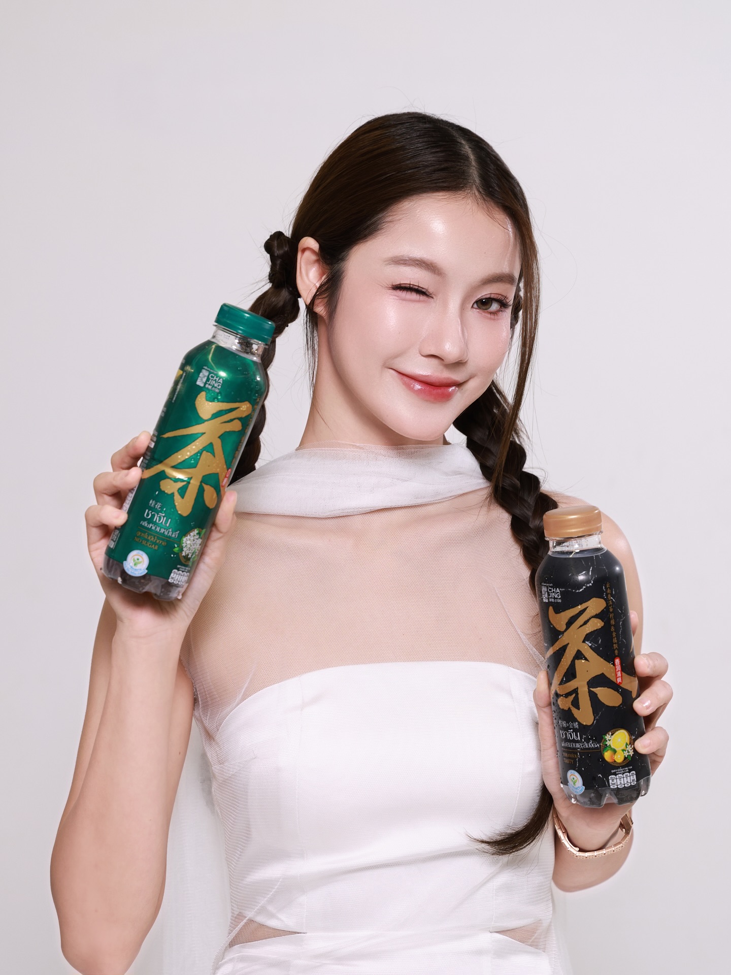 รับชาจิง ชาผู่เอ๋อร์ ชาจีนโบราณ จากยูนนาน สักขวดมั้ยคะ 🫖🪭 
ชาจิง หอมหมื่นลี้ ชาหอมๆ ดื่มแล้วฟีลดี เหมาะสำหรับคนไม่ชอบหวาน
ชาจิง เลมอนส้มจี๊ด อร่อย เปรี้ยวหวานลงตัว ดื่มง่าย
.
ตอนนี้มีโปรซื้อ 2 ขวด 40 บาท จากปกติ 60 บาท ด้วยนะ
หาซื้อได้ที่ 7-11 ทุกสาขาเลย
#ชาจิงชาจีน #CHAJING