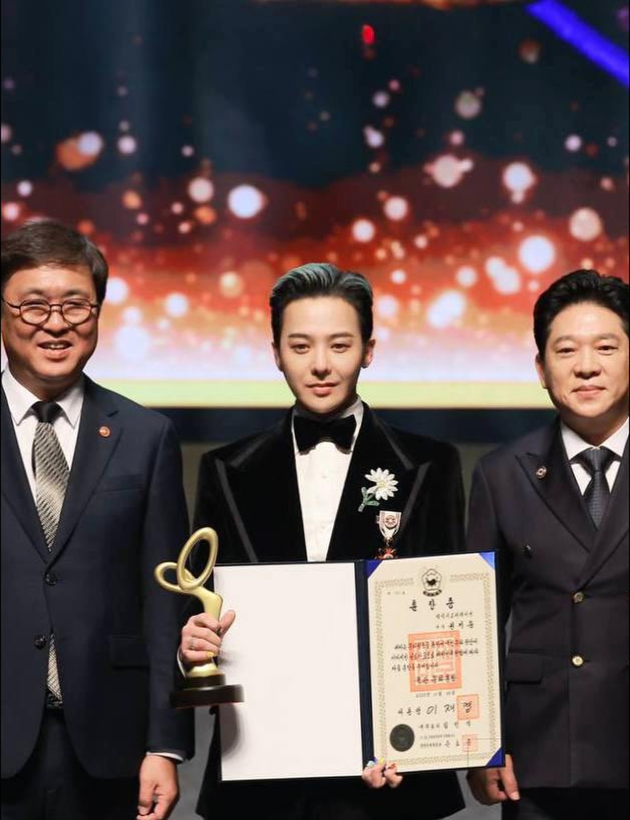 제16회 대한민국 대중문화예술상 옥관문화훈장🎖️
The 16th Korea Popular Culture and Arts Awards.

The 16th Korea Popular Culture and Arts Awards, to enhance the social standing of South Korean popular culture and arts professionals, and to recognize and celebrate their dedication and achievements.

Cultural Merit Recipients
Eungwan Cultural Merit: #KimHaeSook
Bogwan Cultural Merit: #LeeByungHun, #JeongDongHwan
Okgwan Cultural Merit: #GDRAGON, #BaeHanSung, #JeonYooSeong