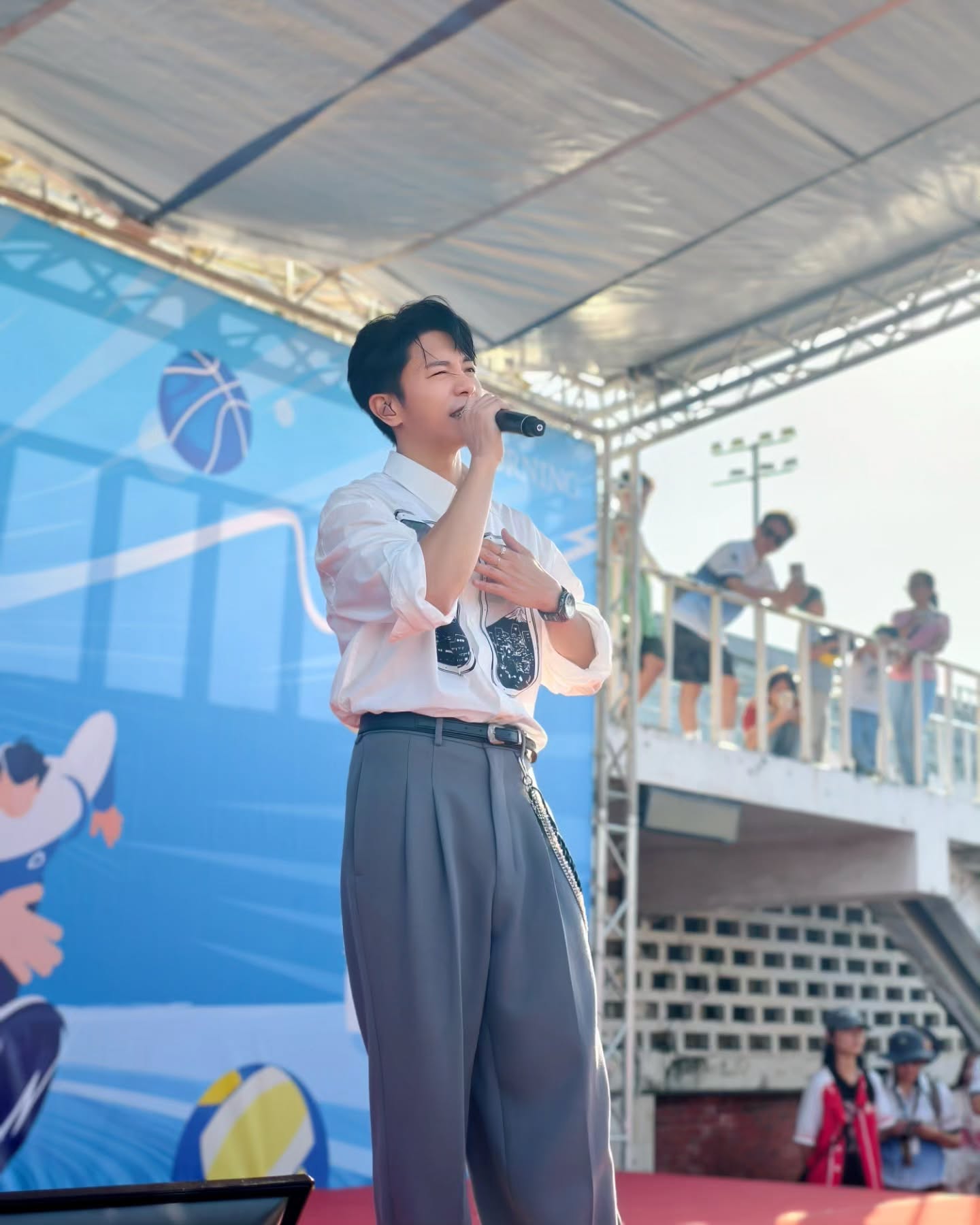 謝謝康寧的邀請！🙏
今天看到大朋友小朋友、男孩女孩們都活力滿滿，
讓我在台上也唱得超開心🙌🦭

〈忽然〉之間唱的，也就這麼忽然錄了🙈😂
下次再見囉～🎶

Thank you for having me, Corning!
So much energy from everyone today — kids, grown-ups, boys and girls alike!
Your vibes made the stage so much fun 🙌🦭
Sang “Suddenly”… and someone suddenly had to record it too 🙈😂
life’s full of beautiful sudden moments 💫

See you next time~

👕:@kenzo @tun_grp