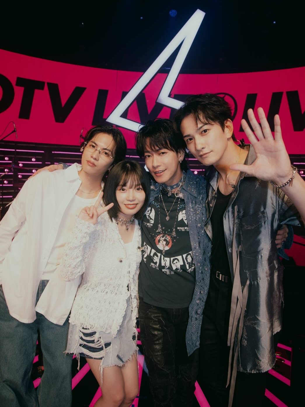 CDTV LIVE LIVE！！！

ありがとうございました～

突然きらきらしたやつ降ってきたの驚いたし、
綺麗で、でもちょっとチクチクするのも驚いたし、
左右対称にずっとくっついてくれてたおかげで
楽しませてもらいました

#CDTV
#TENBLANK
#永遠前夜

きらきらしたやつってあれ何て言うのだろう