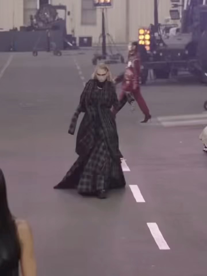 VINTAGE Vera Wang HAUTE ‘The CELTIC COLLECTION’, Fall/Winter 2019, returns to the runway for Vogue World 2025: Hollywood. Featured in Act 2, The RENEGADES.

#VogueWorld #VeraWang #VeraWangHAUTE @voguemagazine