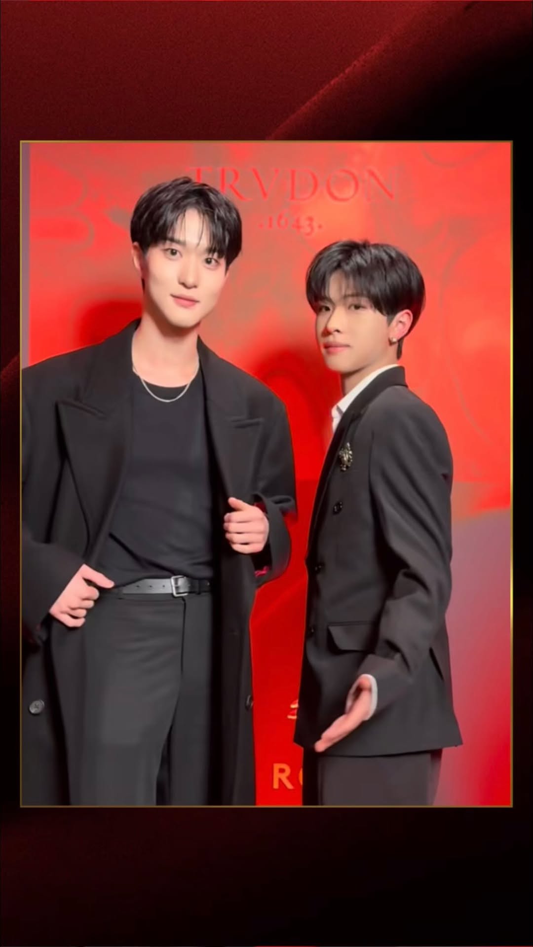 블랙 슈트 빼입고 온 판타지보이즈 왕자님들! 향수 뿌리고 들어 가실게요🖤

#Trudon #NuitRouge #TurdonCollection #트루동 #누엣루즈 #판타지보이즈 #FANTASYBOYS @trudon @official_fantasyboys