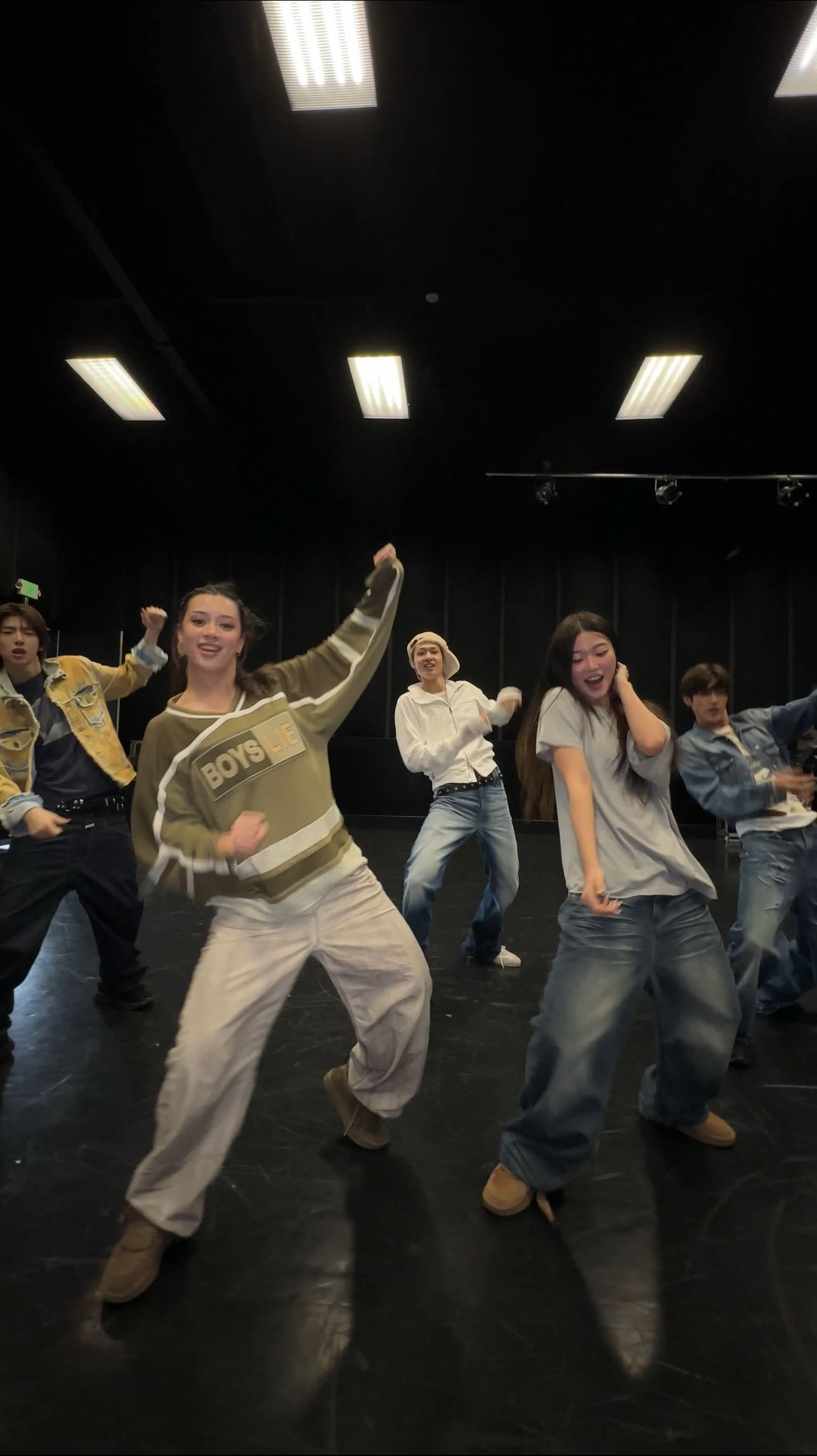 taking FaSHioN to the next level w/ @katseyeworld @meganskiendiel @y0on_cha3 

#KATSEYE #KATSEYE_Megan #KATSEYE_Yoonchae 
#CORTIS #코르티스 #CORTIS_FaSHioN