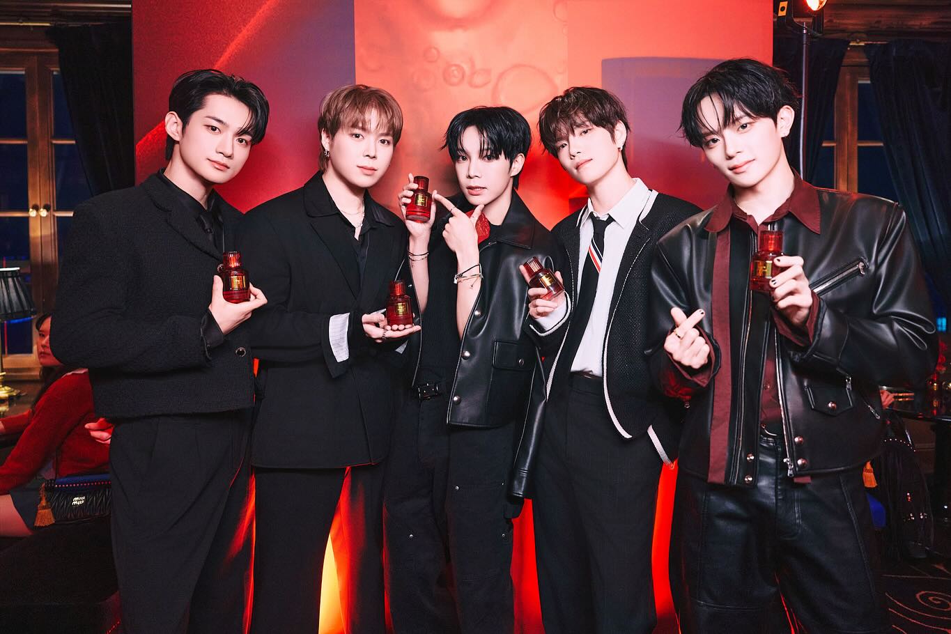 #제작지원
트루동 누엣 루즈 향수 모르는 사람 없게 해주세요❤️ 신제품 론칭 행사에 참석한 셀럽들도 반한 누엣루즈 향수의 매력 얼루어만 알고 있을순 없겠죠?✨

▫️트루동 #누엣루즈 미스티크 오 드 퍼퓸
▫️트루동 #누엣루즈 미드나잇 오멘 오 드 퍼퓸
▫️트루동 #누엣루즈 45도 오 드 퍼퓸

EDITOR l 하윤진
PHOTOGRAPHER l 이신재
ASSISTANT l 차민서 

#Trudon #NuitRouge #TrudonCollection #트루동 @trudon @official_fantasyboys @official__bae173 @the_verivery @xdinaryheroes_official  @stayc_highup @hitgs_offcl @82major_official @ahof_official @baejinyoung_bjy @xaexxnxounx