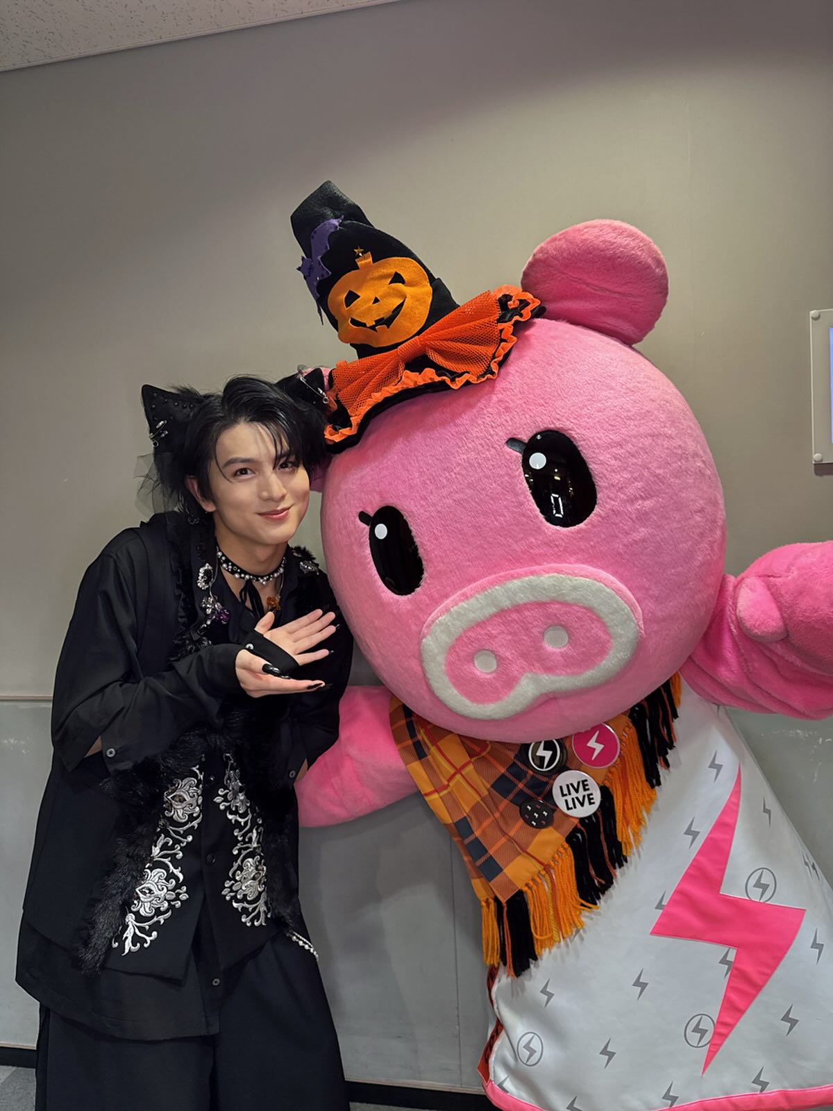 CDTVライブ！ライブ！ありがとうございました。
ハロウィンということで本格的に猫になりました！
ブーナ先輩とも写真を撮らせていただきました
楽しかったーーー

#超特急