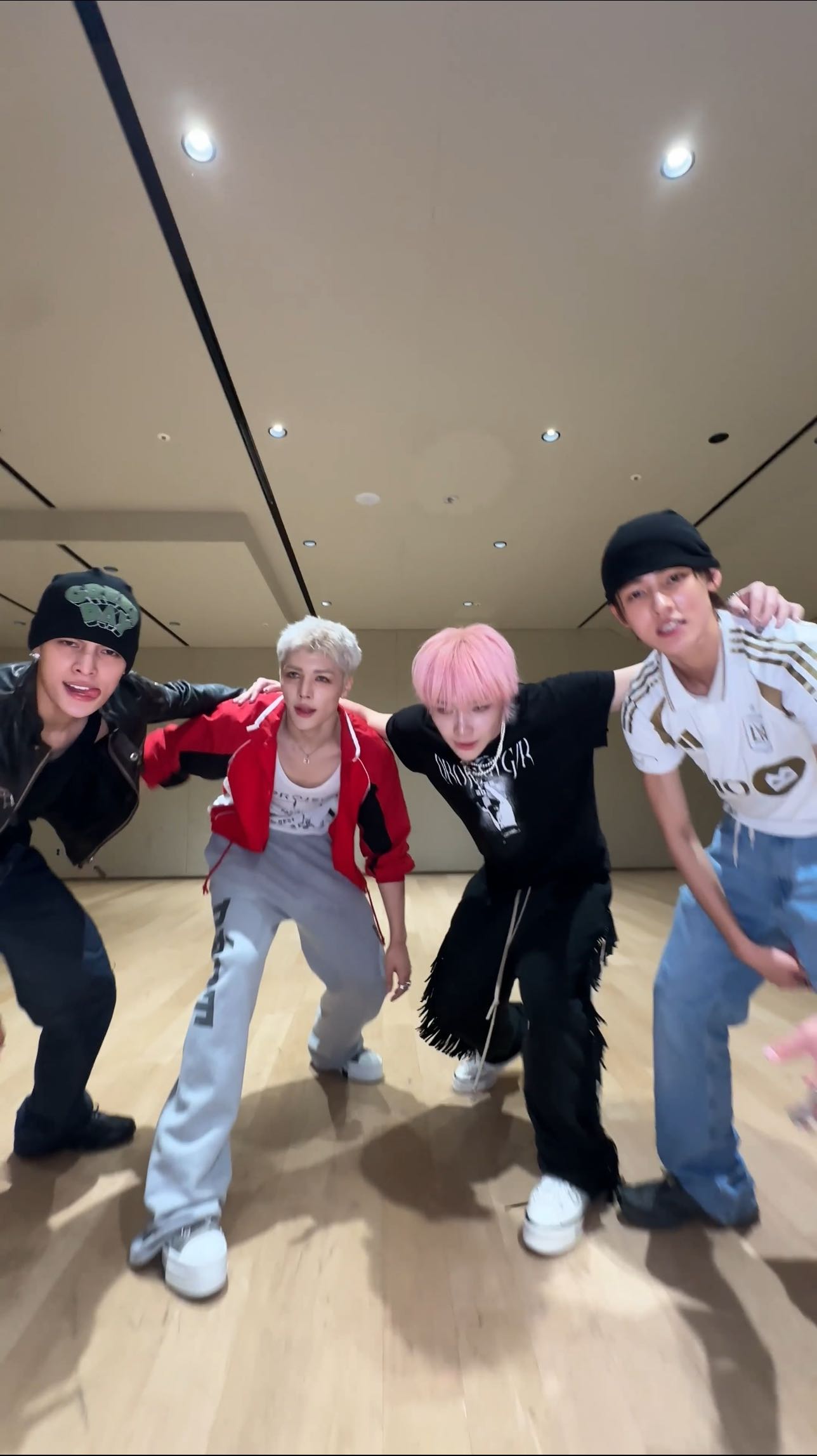 #NICHOLAS 선배님, #MAKI 선배님과
bring me FaSHioN 🐺

#andTEAM #앤팀 @andteam_official 
#CORTIS #코르티스 #CORTIS_FaSHioN