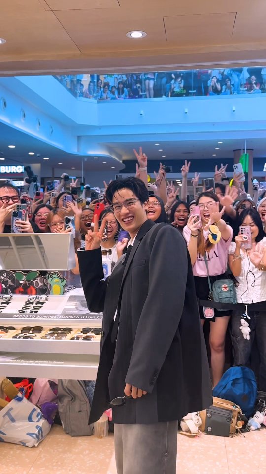 Thank you @lenskartsg for reuniting me with my fans in Singapore 🇸🇬 

What an amazing afternoon trying out all the Lenskart SWITCH 2-in-1 frames. So many options to mix and match for any occasion…which one looks best on me? 

To my fans in Singapore, thank you for coming to see me. #MakeTheSwitch and get your 2-in-1 glasses now. I love mine and I’m sure you will too ❤️

#LenskartSG #LenskartTH