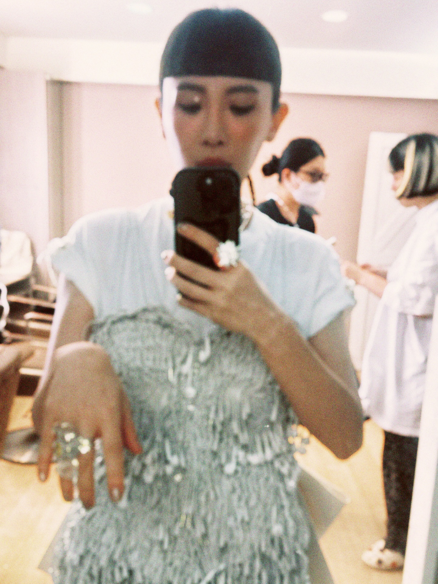 -
《珍珠刑》專輯最後一首弄好的歌<怪奇的珍珠>，這首歌也是這次最後拍的mv。

我只記得那天好累好累，但是收工的時候超級開心。🤍

@jyunchang_film 導演，我被割傷的疤到現在都還沒好喔。

謝謝 @maniac.heimei 每次都很有耐心的教我身體的律動，永遠給我最多的讚美。

耳機洋裝 @_yueqiqi 
戒指、頭飾 @yvmin_official
鞋 @rombautofficial