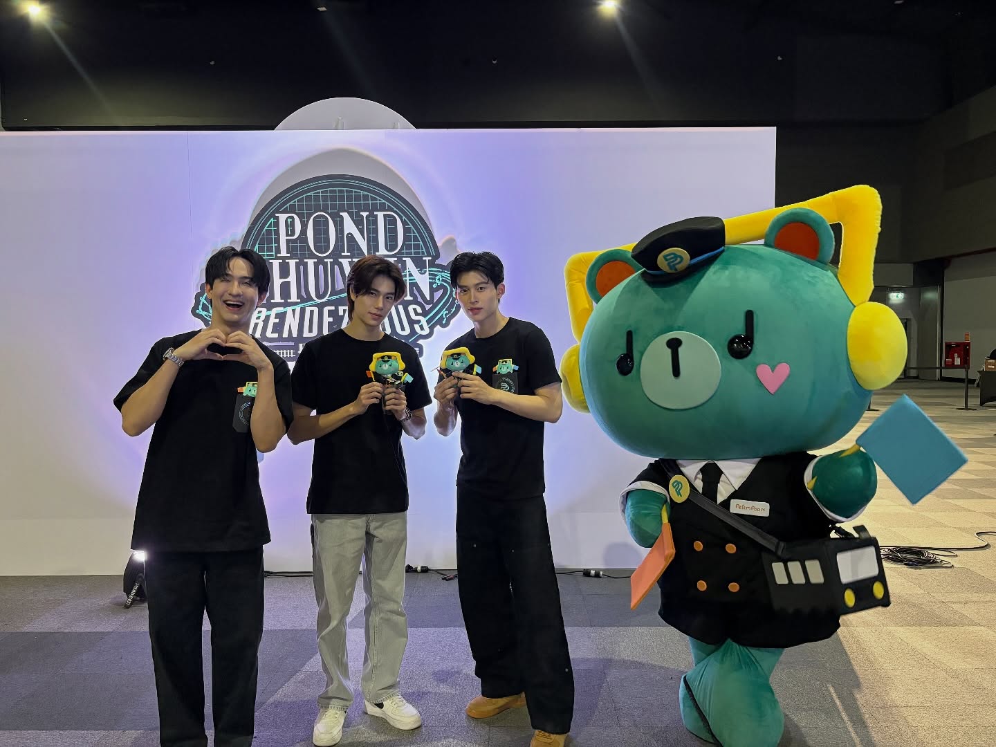 [LIVE] บุกหลังเวทีเช็กความพร้อมกับ ปอนด์-ภูวิน ‘POND PHUWIN Rendezvous FANCON’ 🚂 #PondPhuwinFanconLIVE

LIVE IG : https://www.instagram.com/gmmtv/live/17964648458990398

📌 Buy Live Streaming Tickets 👉 https://shorturl.at/ioGXu
SEE YOU ON 31 OCT - 2 NOV 2025 | Union Hall, Union Mall

#GMMTV