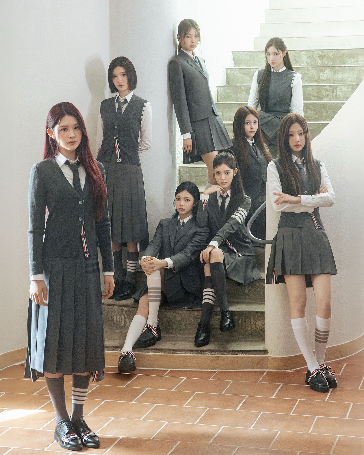 … class is in session …
the members of hearts2hearts perform the song ‘focus’ wearing thom browne signature tailoring…

styling @punkyspider
photo @naheepak
video @samsonii
#thombrowne #hearts2hearts