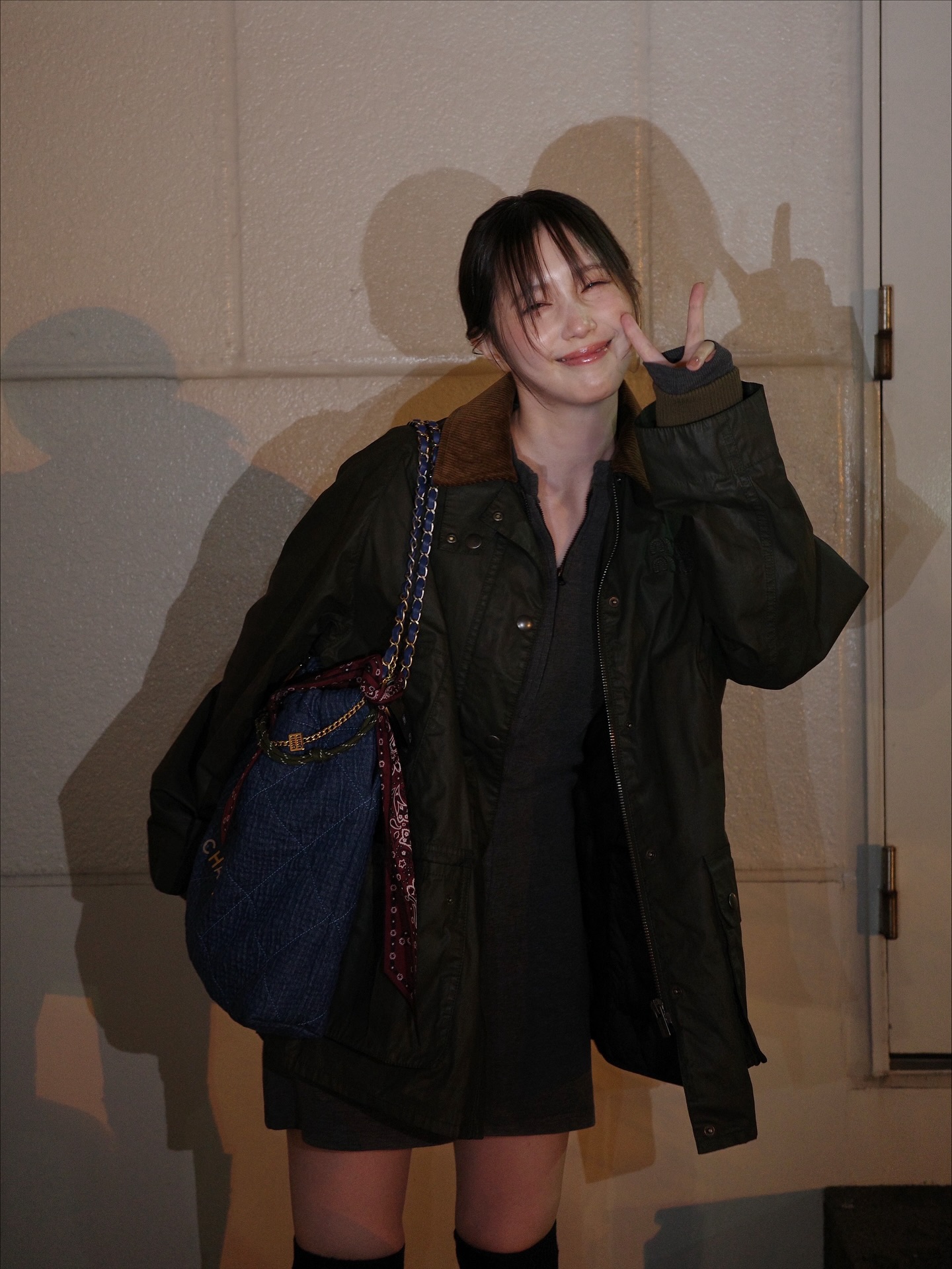 ( ˘ᴗ˘ )
仕事帰りに📸
暗くなるのはやくなったなって思います、
色がカーキのアウターって黒にもグレーにもブラウンにもなんでも合うからこの時期めちゃくちゃよく着ます、
色合わせって楽しいけどわりと迷ったりもしちゃって🥲
この時期のコートとコートの下に合わすものを
コーディネートするの、時間かかりがちになりがちです. ̫.
クローゼットから適当に選んで羽織りました〜みたいに
なりたい、そういうのかっこいい　衣替えしなきゃ
#私服
#ootd