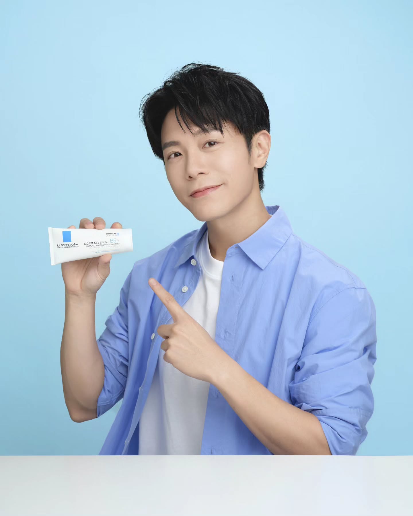 就像寫歌要用到適合的和弦，肌膚修復要用到對的產品

在舞台燈光之外
遇到泛紅、色素沈澱、痘疤瑕疵⋯⋯等肌膚困擾
我都放心交給皮膚科醫師推薦的理膚寶水B5萬用霜
讓我拍攝工作面對鏡頭時，不會因為膚況問題而感到不自信

因為有三大專利高效修復成分
讓肌膚能夠1小時極速修復

🍀 專利複合益生精粹
增加好菌、減少壞菌，維持肌膚微生態平衡

🍀 高濃度 5% 維生素原 B5
舒緩肌膚不適，避免暗沉與瑕疵

🍀 積雪草苷萃取
鎮靜泛紅，加速屏障恢復

快來試試讓你的肌膚也找到穩定的節奏
到理膚寶水官方授權通路購買B5萬用霜最安心有保障唷！

#理膚寶水 
#半世紀奇肌修復力 
#B5+全面修復霜 
#B5萬用霜
#1小時極速修復 
#極速修復16種肌膚問題