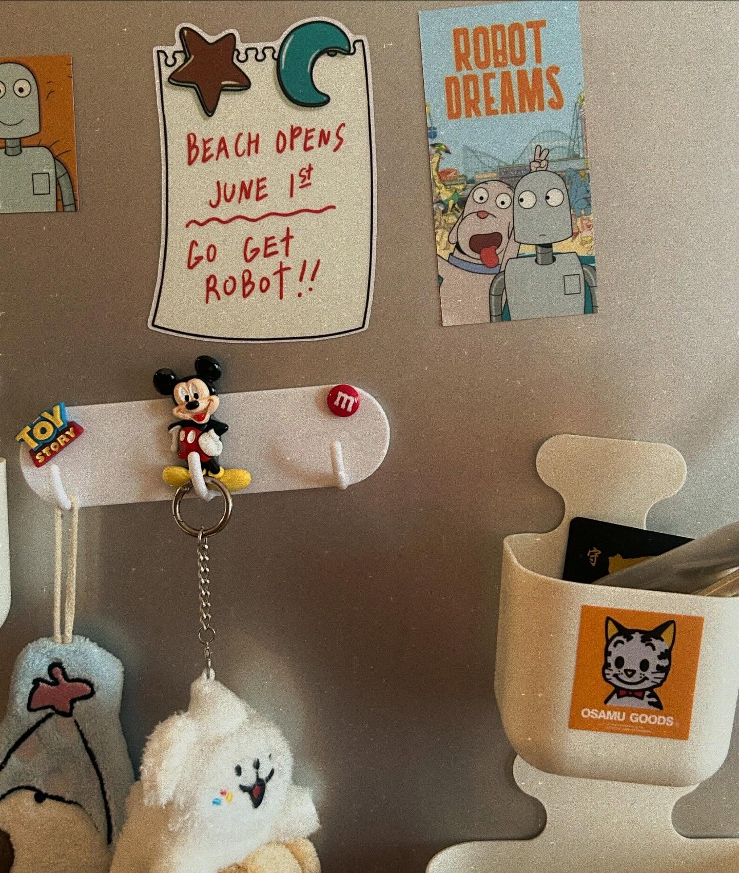 小猫小狗看不懂外面的世界 都不重要 重要的只有 永远的 彼此依偎 “outside it’s war, lean on me.“🍃