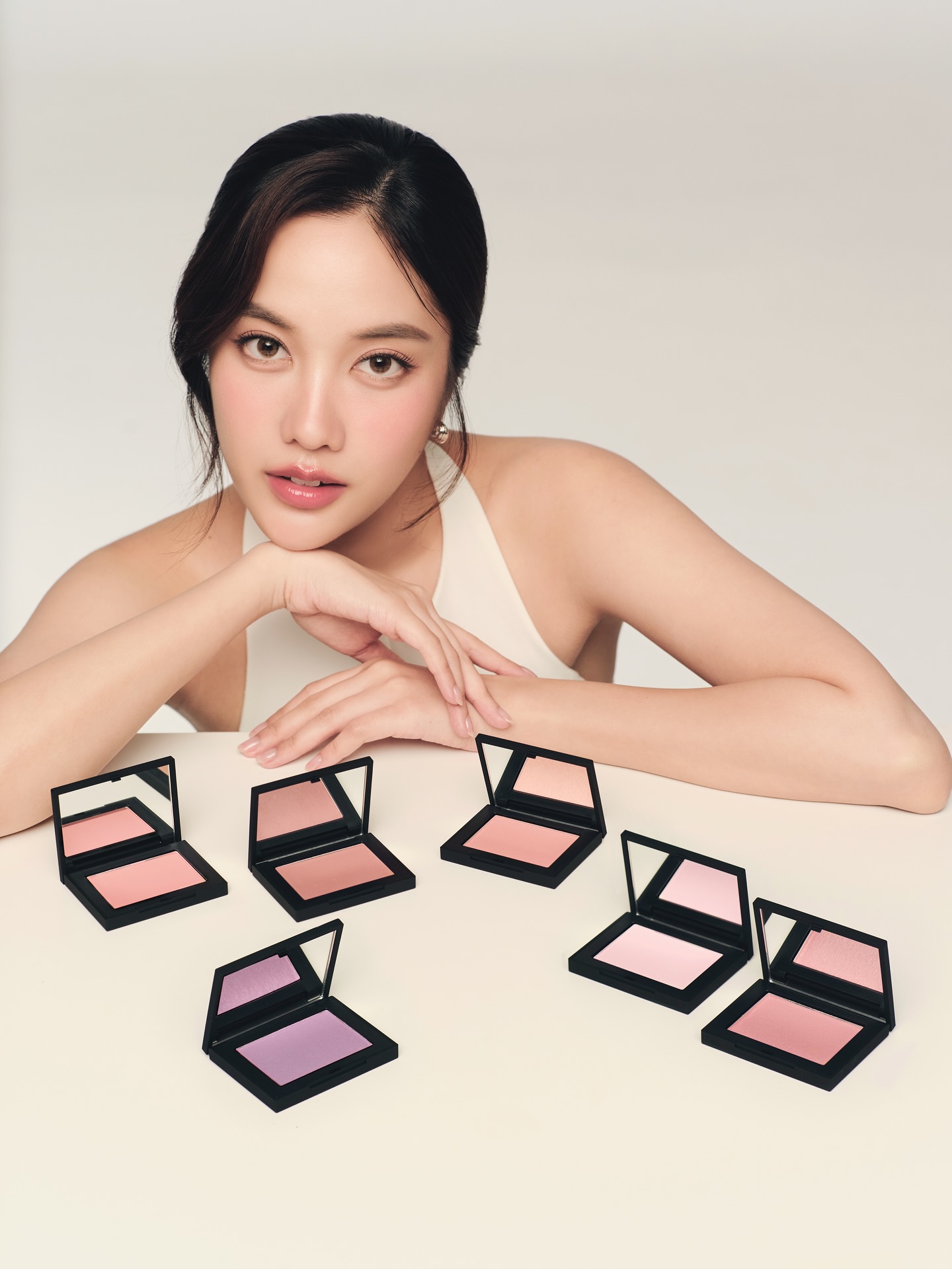 🤍 Blending Pigments for the Season 🤍
 
แค่ฟรีนปัดแก้มด้วยบลัชของ NARS ก็รู้สึกเหมือนเติมความสดใสให้กับตัวเองในทุก ๆ วันแล้วค่ะ
 
พบกับความพิเศษจากโปรโมชั่นส่งท้ายปีไปกับ NARS Blush ได้แล้ววันนี้ ที่เคาน์เตอร์ NARS ทุกสาขานะคะ 
 
#NARSThailand @NARSISSIST