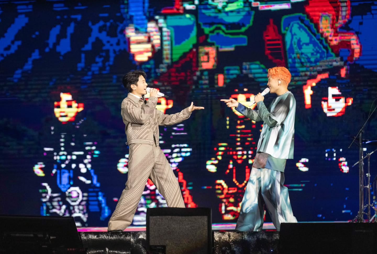 謝謝 @bestards_8787 的邀請🐣
隨著年齡增長，每個「首次」都變得彌足珍貴。
很榮幸成為理混首次攻蛋的首位嘉賓，
一起組成一夜限定——「理想🐦蛋」💥

是的，我很愛亂入團體，
但我只亂入天團（喂）😂

〈女孩〉黑魔導版，希望大家喜歡💕
今晚還有一場「理想混蛋二次攻蛋」！
Go go go 💪💪💪

👕：@kenzo @tun_grp
⸻

Thank you to Ideal Blow for having me! 🐣
As the years go by, every “first time” feels more and more precious.
I’m truly honored to be their very first guest
for their very first concert at Taipei Arena —
forming the one-night-only Ideal BirdEgg! 💥

Yes, I do love crashing other bands…
but only legendary ones 😂

Hope you enjoyed the Dark Magician version of 〈Girl〉 💕
Round two of Ideal Blow’s “Egg Attack” tonight — let’s go go go! 💪💪💪

Once in a lifetime, one-night band — Ideal BirdEgg 🐦🥚