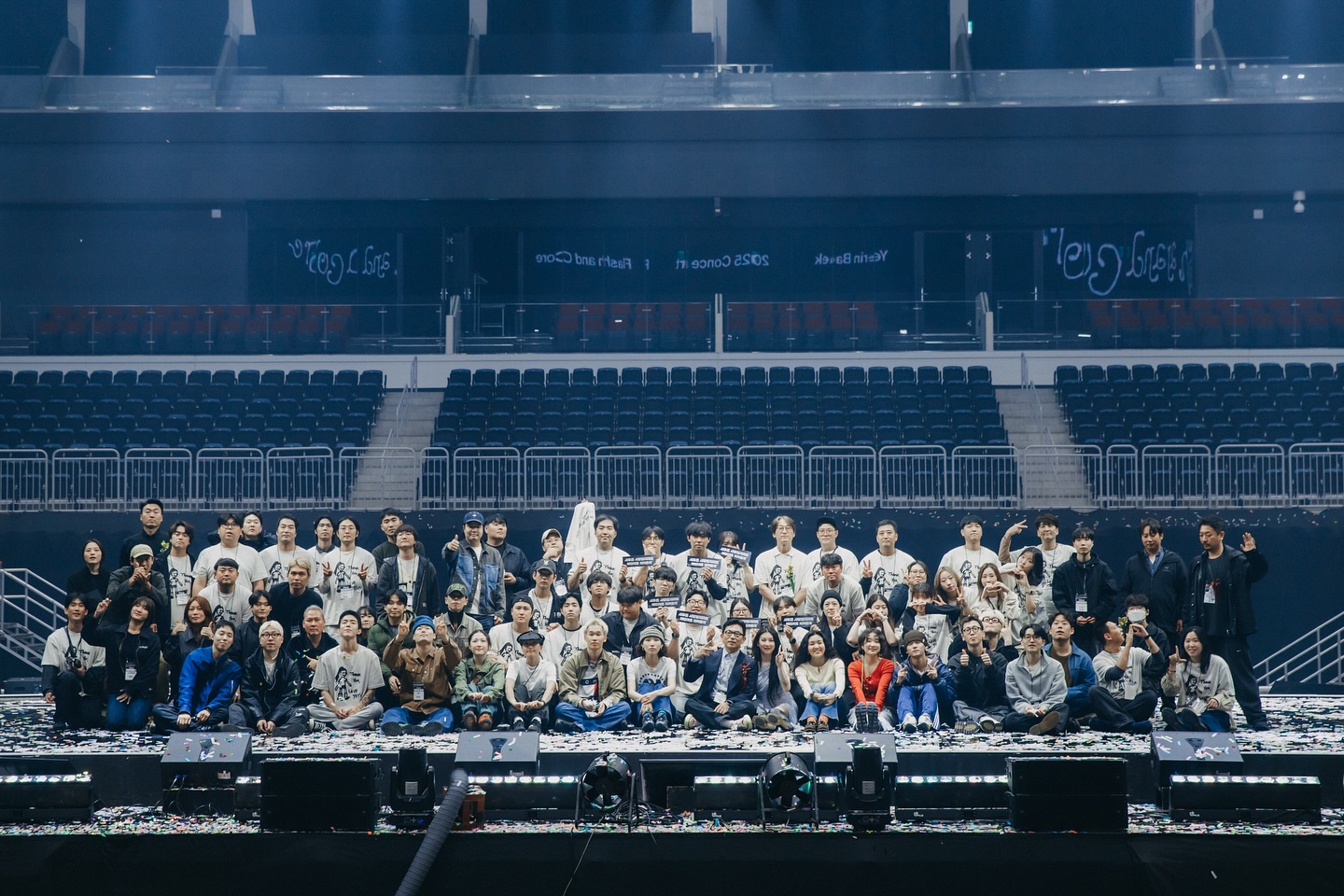 2025 Flash and Core DAY1
감사할 분들, 감사한 마음이 많아서 행복해요. 무대 위, 사랑스러운 나의 모든 사람들과 무대 밑 따뜻하고 저를 너무 좋아해주고 챙겨주는 모든 분들께 존경과 사랑을 담아- 🤍 

팬분들께- 
하고 싶은 노래를- 무대에서 행복하게 노래하는 저를 보면서- 또, 한번 삶의 한 장면을 같이 기록하고 여러분도 힘이 들 때, 좌절할 때, 저랑 같이 만들어간 그날의 장면을 기억하며 도전하고 힘내며 같이 살아갈 수 있길 바라며 사랑을 가득 담아 전달드려요.
감사했어요! 

these are only for the day1 haha got alot to post 
･*:.｡. .｡.:*･゜ﾟ･*