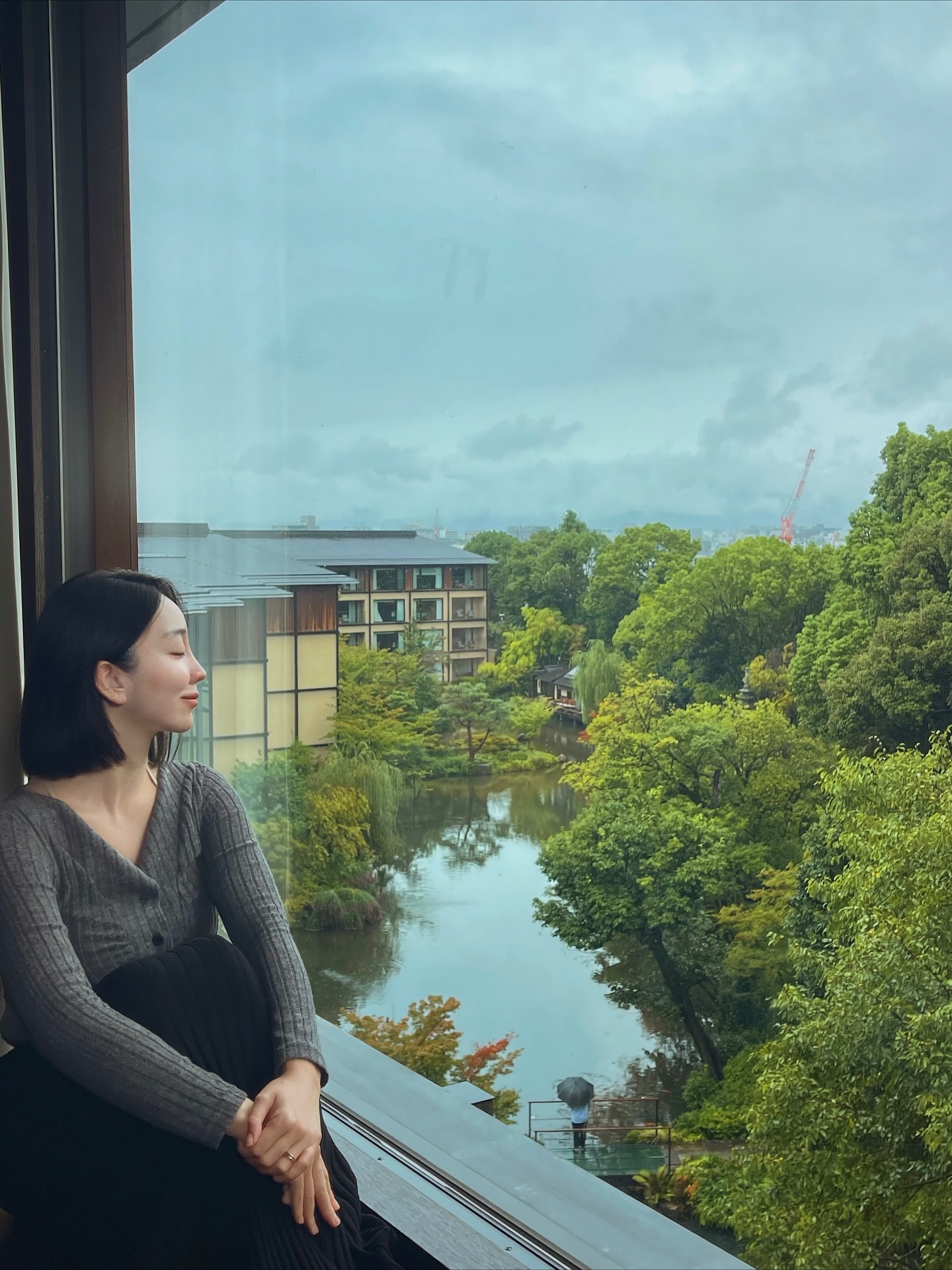 지금 가면 너무 좋은 교토.
창밖으로 800년 된 연못 정원이 보이는
Four Seasons Hotel Kyoto #포시즌스교토

이 호텔은 시내 한가운데인데 너무 조용해요.
앉아서 물결만 보고 있어도 힐링되던 이 곳에서의 4일.

정원엔 거북이·오리·잉어가 살고,
잉어밥 주는 시간은 그냥 기분이 좋아져요🎏🤍

조식에 장어덮밥이 나옵니다.
가을 교토는 천국, 맞습니다..❣️

예약하신다면 꼭 정원뷰로!

📍 Four Seasons Hotel Kyoto @fourseasons @fskyoto 

#포시즌스호텔 #포시즌스교토 #교토호텔 
#가든뷰 #가을여행 #교토여행
#단풍여행 #fourseasonshotel