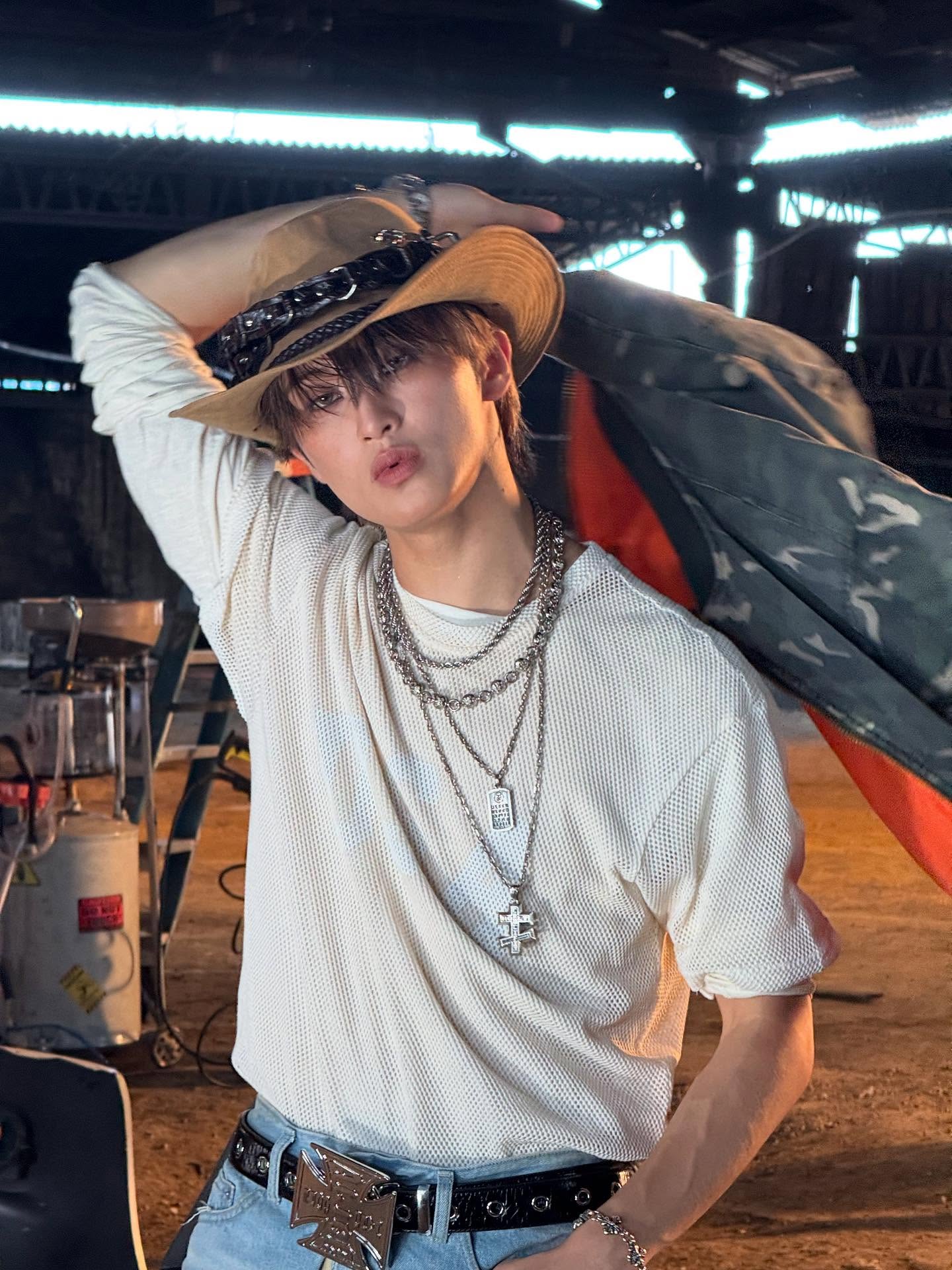 빼어난 type 안 쓰러져 stand strong  가시밭 길을 걸어도 여전히 handsome  알다시피 내가 뜨면 그 곳은 dance hall  아마 나의 템포를 따라오는게 최선