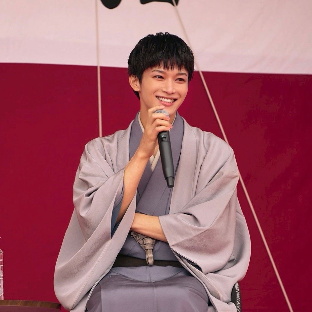 ・
先日、“石田三成祭2025”と“近畿大学 生駒祭”に参加させていただきました！

石田三成426回忌法要に参列させていただき、石田町に集まった方々と共に、光成公の菩提を弔わさせていただきました。その後のトークショーでは皆さんが温かく迎えて下さったおかげで“豊臣兄弟!”にむけてのお話や光成公ゆかりの地について楽しくお話させていただくことが出来ました。
本当にありがとうございます。

近畿大学生駒祭では学生の皆さんが熱心に準備してくださり、池田鉄洋さんと一緒に大河ドラマの話や質問コーナーなどで楽しくトークさせていただきました！

石田三成祭の後、急ぎ足で大阪にむかってくださったファンの皆さん。ハードなスケジュールの中 会いに来てくださり
本当にありがとうございました
皆さんのおかげで思い出に残る2日目を過ごすことが出来ました。

これからまた大河ドラマにむけて頑張りたいと思います。
“豊臣兄弟！”ぜひお楽しみに。

 #石田三成祭2025
 #生駒祭