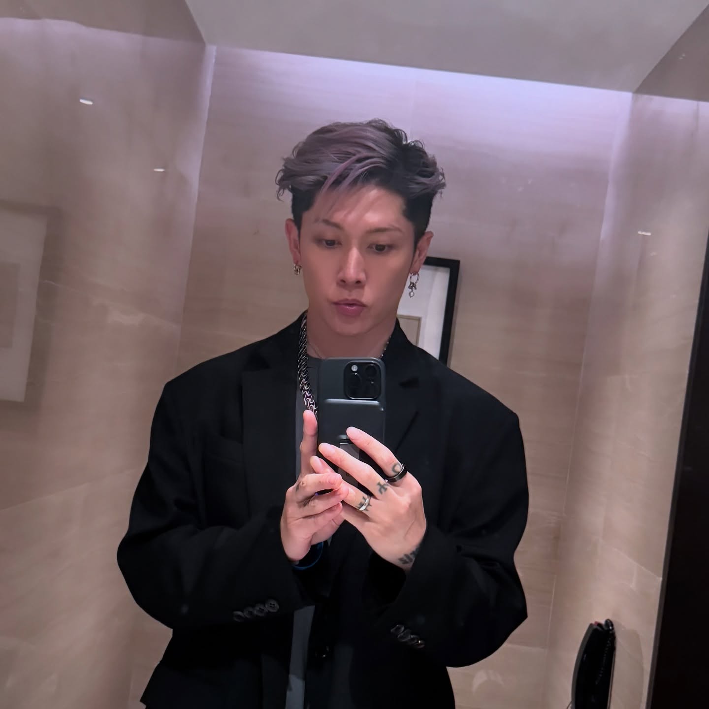 A tourist in Shanghai 

谢谢你们总是热情地欢迎我。
下次回到中国的时候，想以演出的方式和大家再见

上海出張編

めばちこやってから

最近ずっと顔がむくみやすい

ダイエットしようかしら

🙂